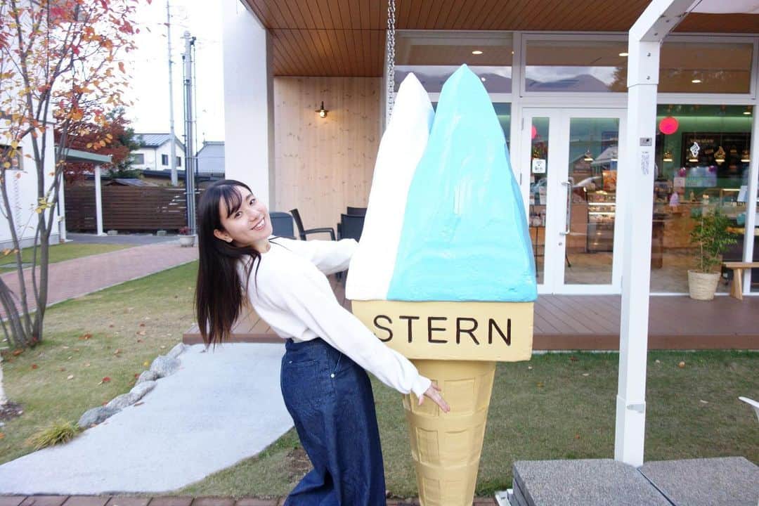 荒木悠衣のインスタグラム：「- これくらい大きいアイス食べたい🍨」