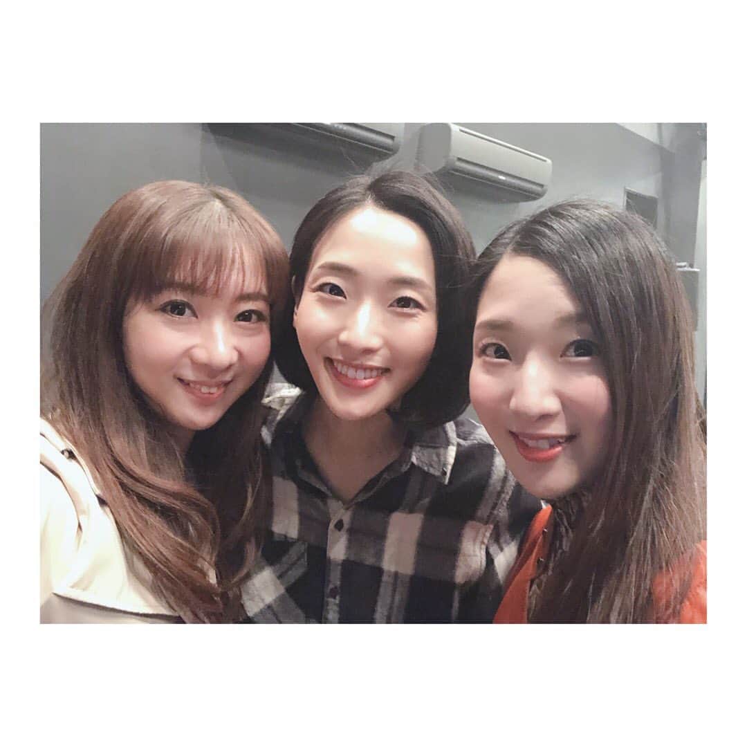 風凛水花のインスタグラム：「先日、らんちゃんの舞台を拝見させて貰いました😊💓💓 ストレートプレイのらんちゃんも、とても新鮮で素敵でした😊✨✨✨どんな舞台もキラキラオーラ全開のらんちゃん💓💓💓女社長かっこよかったです(´∀｀)💓 そして、可愛いれいちゃんも一緒に観劇😍💓💓 2人と一緒に撮影出来ました😊❣️ 同期の活躍は私の元気の源です(´∀｀)💓💓 #タクシードライバー #蘭乃はな #すみれ乃麗 #可愛い #双子 #92期 #同期 #目の保養💓 #可愛いの渋滞💓笑」