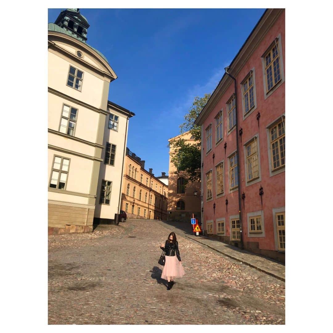 山田優依さんのインスタグラム写真 - (山田優依Instagram)「Gamlastan . 魔女の宅急便のモデルになった スウェーデンの旧市街ガムラスタン . どこを切り取っても絵になる カラフルな街並みが本当に素敵だった🥺 . #Sweden #Stockholm #Gamlastan #tabijyomap_sweden」11月14日 23時27分 - yui_gourmetwalker