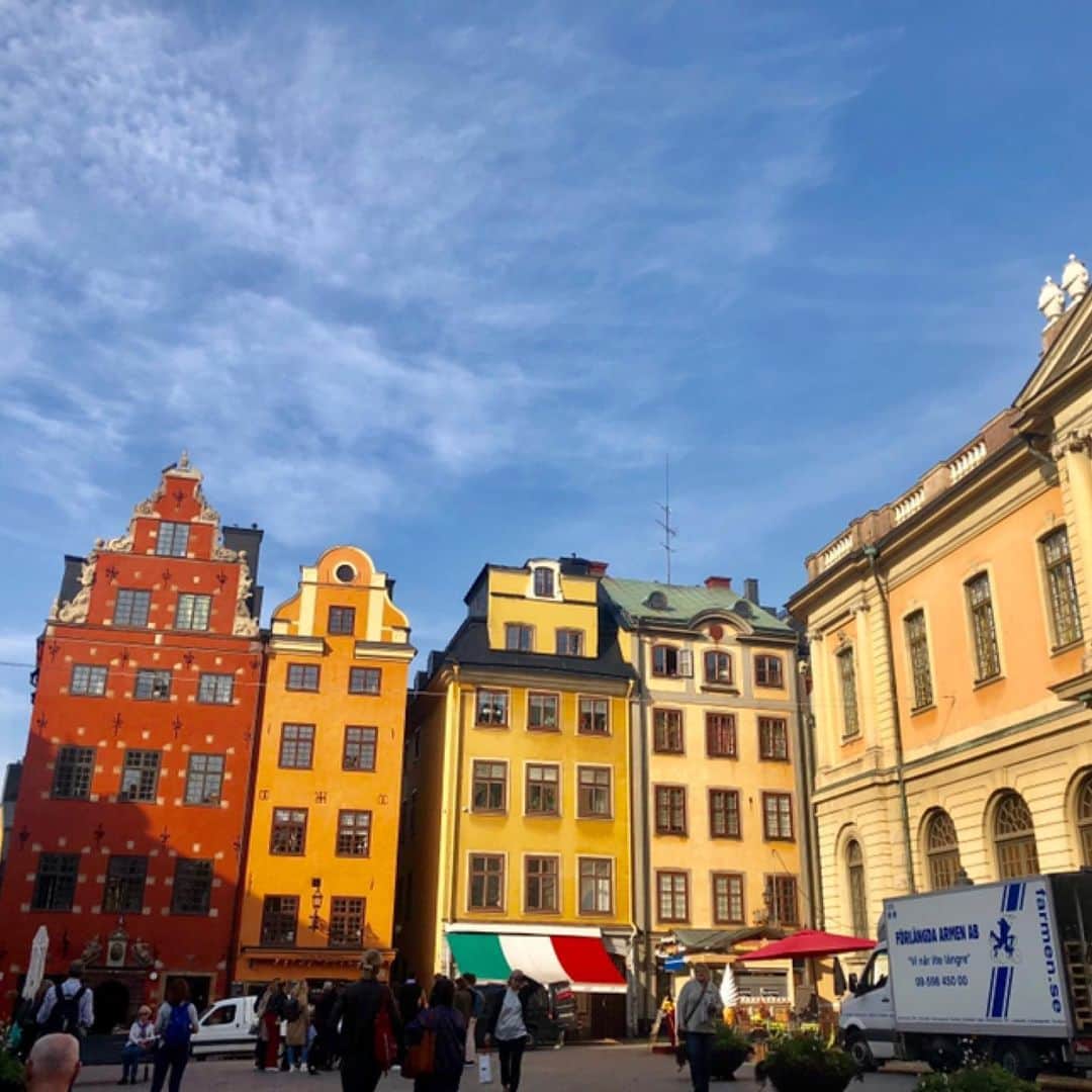 山田優依さんのインスタグラム写真 - (山田優依Instagram)「Gamlastan . 魔女の宅急便のモデルになった スウェーデンの旧市街ガムラスタン . どこを切り取っても絵になる カラフルな街並みが本当に素敵だった🥺 . #Sweden #Stockholm #Gamlastan #tabijyomap_sweden」11月14日 23時27分 - yui_gourmetwalker