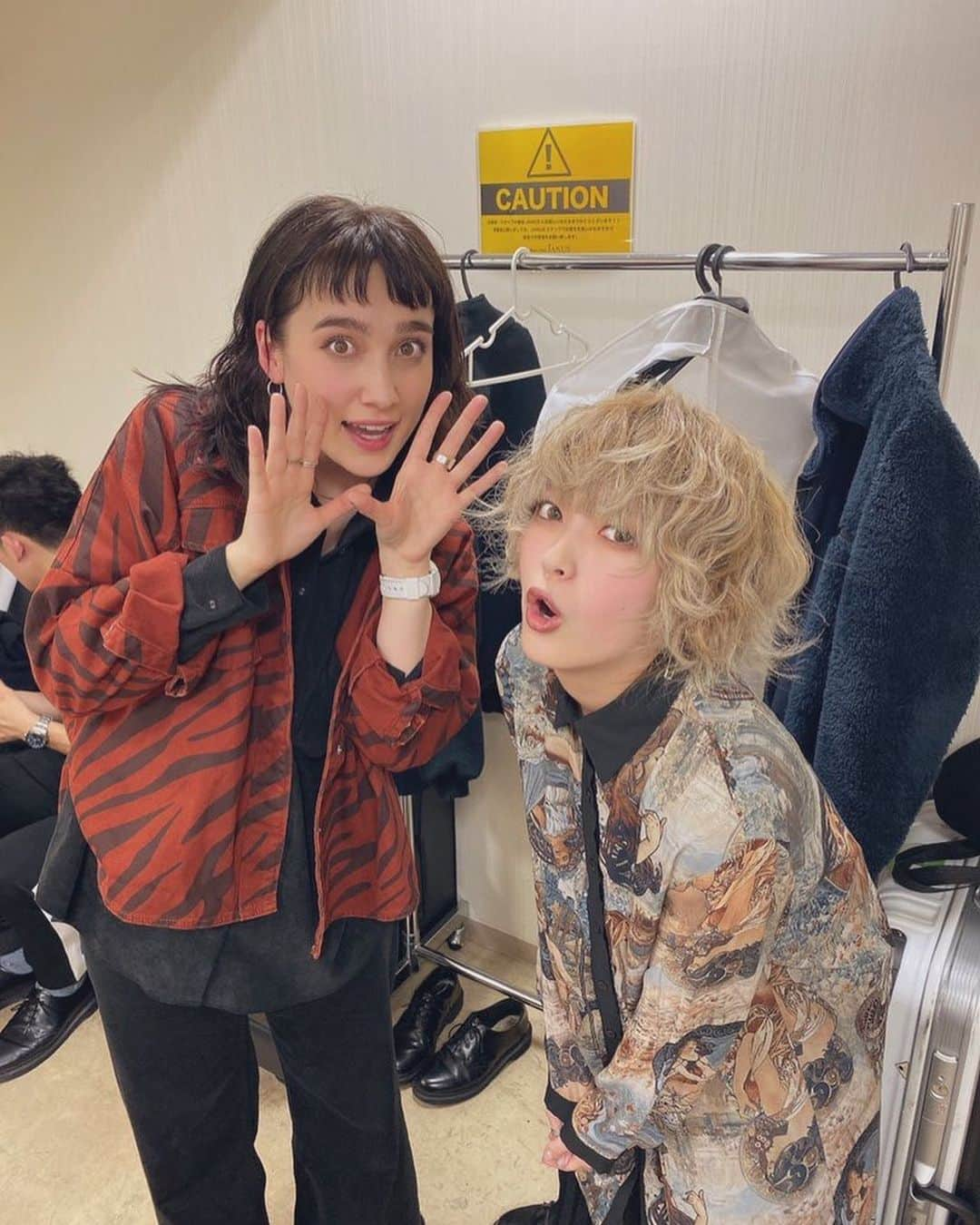 Emilyさんのインスタグラム写真 - (EmilyInstagram)「今日はたくさんのお客さんの前でライブだったーん。@大阪。 鼻水ジュル丸😏💭💦 でも楽しかった😉 写真はカノエラナ氏。 ライブかっこかわいいってこの方のこというよねえ。学ぶこと多し。また絶対やりたい。  2枚目の写真はアンコールで演者みんなでステージに出る2分前にばかうけ食いながら金庫だけは肌身離さず持ってるわあ、の男。恐るべし。オナラもしてた😉💭 最悪でした😁  #絵文字きもすぎ事件　#情緒　#前髪割れた」11月14日 23時29分 - emily_honebone