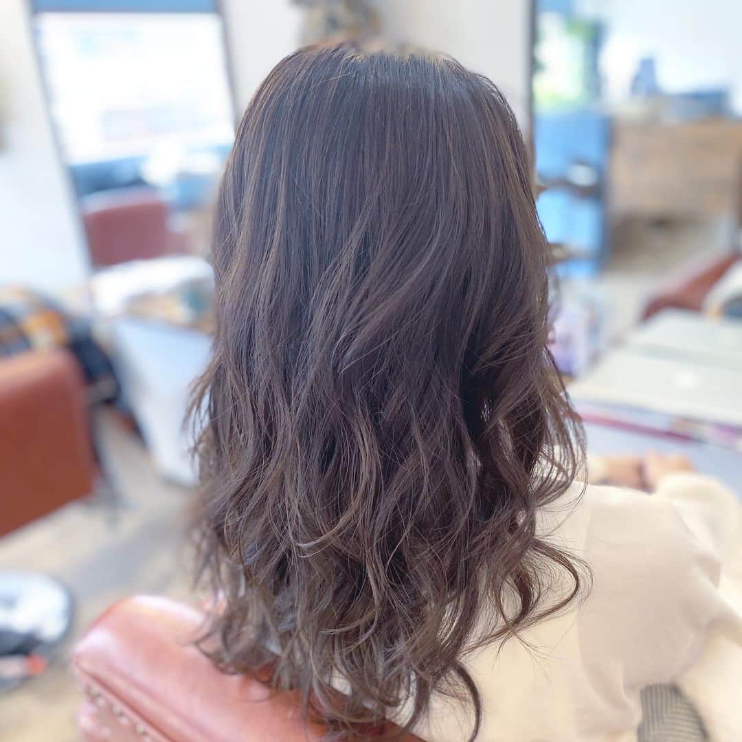 北川楓夏さんのインスタグラム写真 - (北川楓夏Instagram)「髪を染めました。 . 寒くなってきて地味めな色の服を着る機会が多くなってきたので、髪は明るくしてみました。😌 . 久々に大塚さんに巻いてもらって るんるん♪ . #akita #hair #velum #color #inoa #イノアカラー #violet  @velumhairdesign」11月14日 23時30分 - fuka.kitagawa