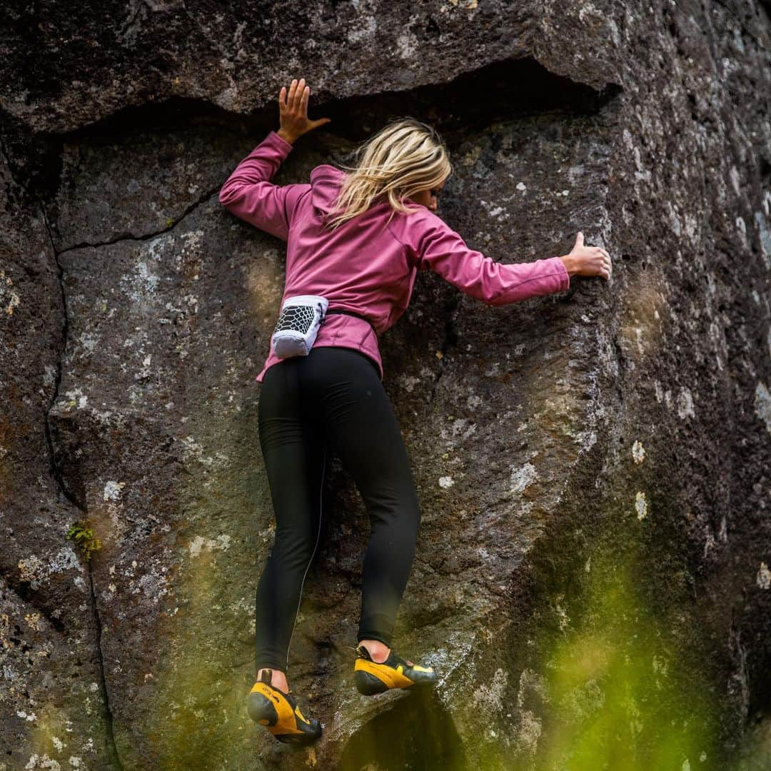 シエラ・ブレア・コイルさんのインスタグラム写真 - (シエラ・ブレア・コイルInstagram)「Spotted...a rare photo of me climbing outside 😉 @mammut_swiss1862 📷: @garpure」11月14日 23時30分 - sierrablaircoyl