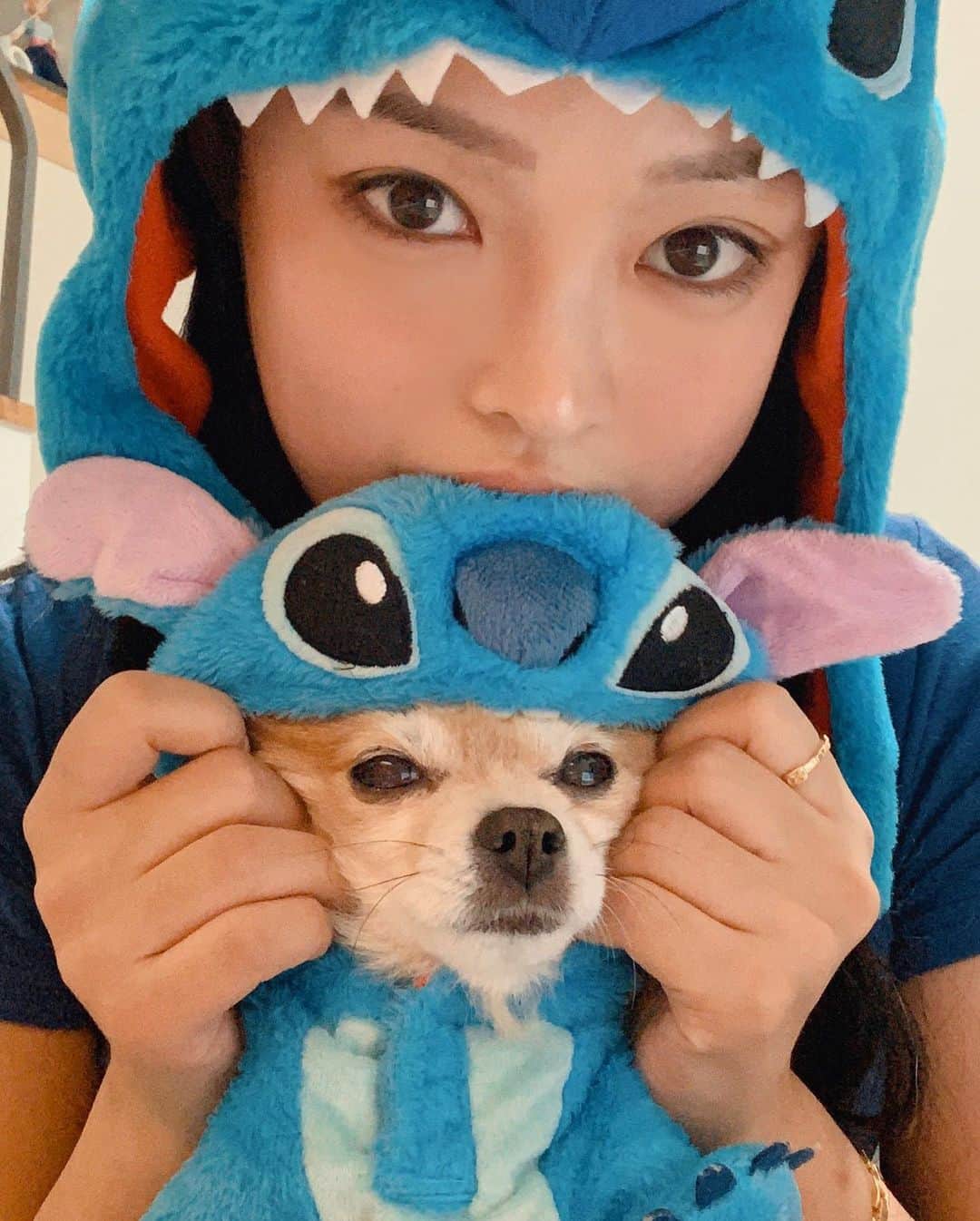 カン・ギョンミンさんのインスタグラム写真 - (カン・ギョンミンInstagram)「Zzzz 피곤한 체리님과 🐶💙」11月14日 23時35分 - kkmmmkk