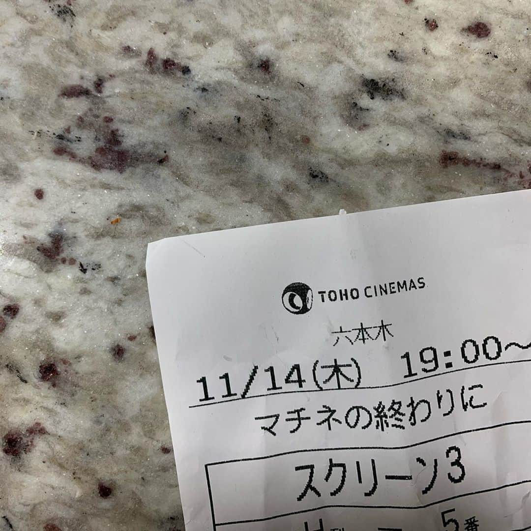 石田ゆり子さんのインスタグラム写真 - (石田ゆり子Instagram)「みてきた。ひとりでこっそりと 夜の映画館にいく喜び。 観客に混じって 自分のでている映画を観る喜び。 試写会以来、2回目でしたが 一度目とはまた違う空気が どっと押し寄せてきて なんだか切なくなりました。 自分に関してはいつも、 冷静には観られないのですが 洋子には幸せになってもらいたいと思いながら観てました。 パリの空気 ニューヨークの空気。 そして 一年前の東京の空気を 思い出しました。 クラシックギターの音は 本当に、素敵です。」11月14日 23時38分 - yuriyuri1003