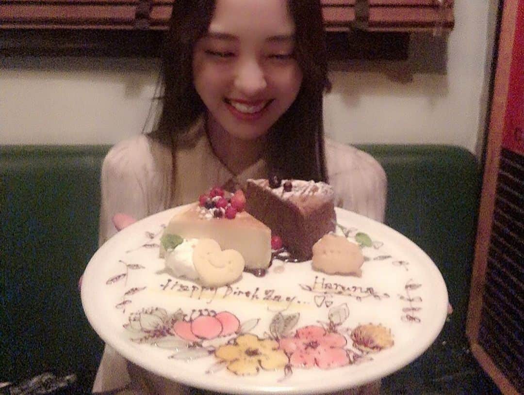 飯窪春菜のインスタグラム：「🎂🎁💓 ・ ・ 同じ事務所の櫻井麻七さんがお誕生日のお祝いをしてくださいましたっ🥰❤️ ・ めちゃめちゃ喋ったあ〜はあ、楽しい(*´-`) ・ 可愛いリップとアイライナーもらっちゃいました💓 嬉しい〜！！！ 明日から早速使おう〜っと✨ ・ 明日といえばポケモンも！ ソード＆シールド🌈 嬉しい〜〜！！！ ・ ・ ・ #mybirthday  #女子会  #櫻井麻七 さん @manasakurai_official  #はるなの毎日  #飯窪ってる」