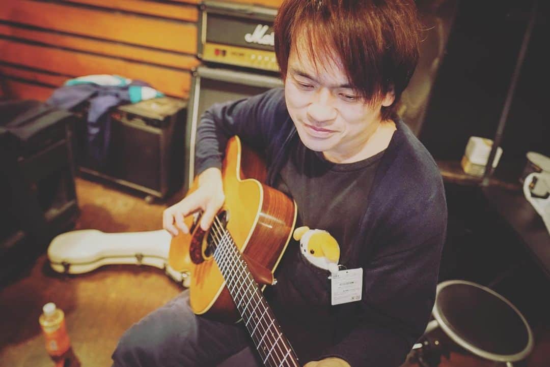 近藤薫のインスタグラム：「週末から自分のライブ含めて何本かステージがあります。東京と、名古屋、計3公演。楽しみだ！ #Martin #OM28 #Guitar #acoustic #miuzic #live #mozku」