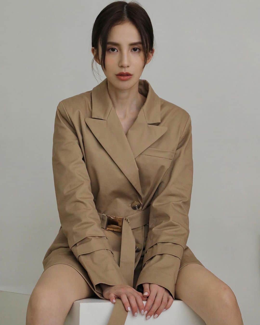 のインスタグラム：「除了工作以外很久沒穿那麼短的裙子 距離上次穿膝上裙的時間 是⋯⋯⋯⋯⋯⋯ 國中吧😆  #XeiXei #xxwoman #dressforthepower Dress xeixei x 李函 聯名系列  謝謝 @kiwileehan」