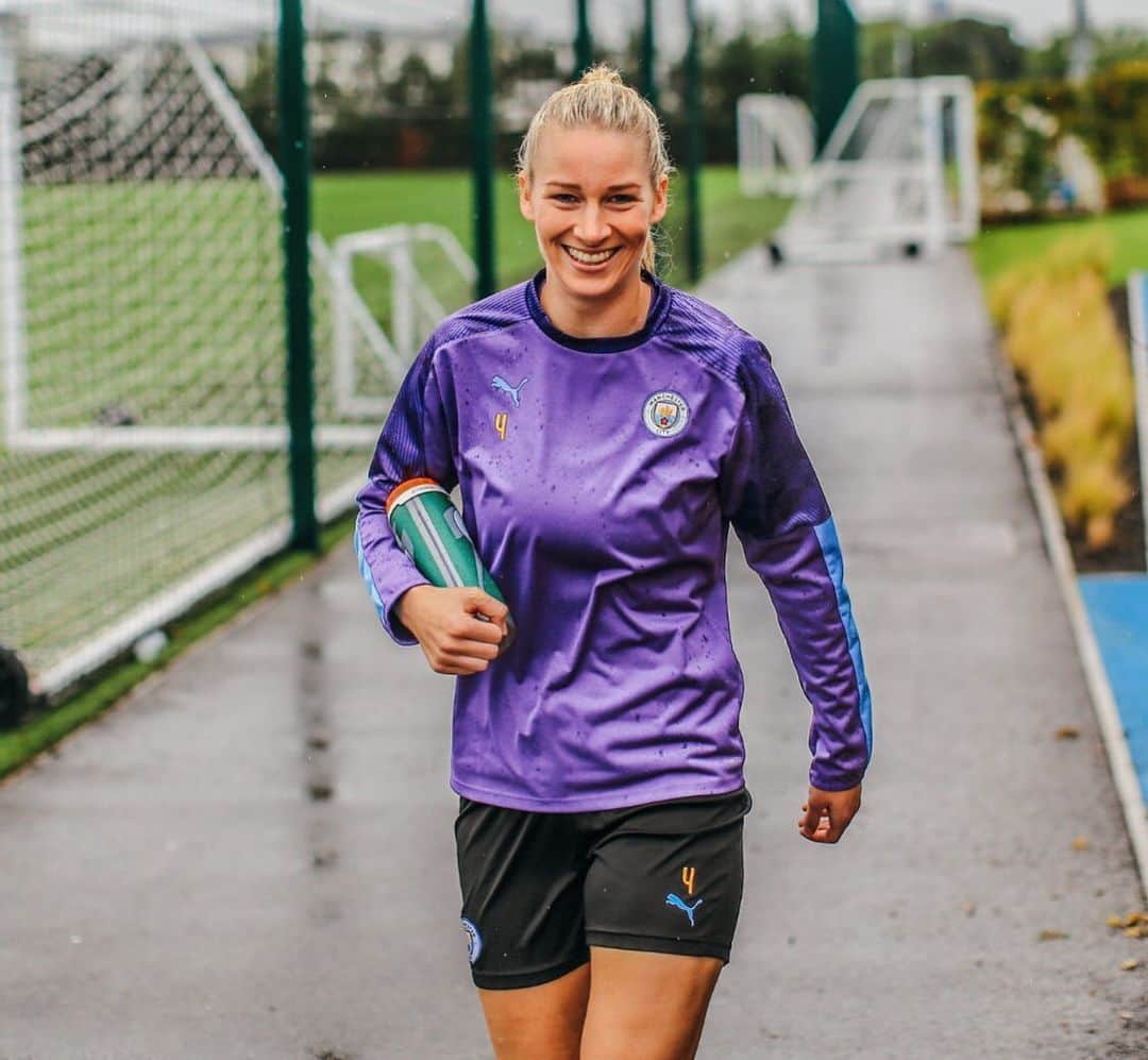 ジェンマ・ボナーのインスタグラム：「Good to be back @mancity 😅」