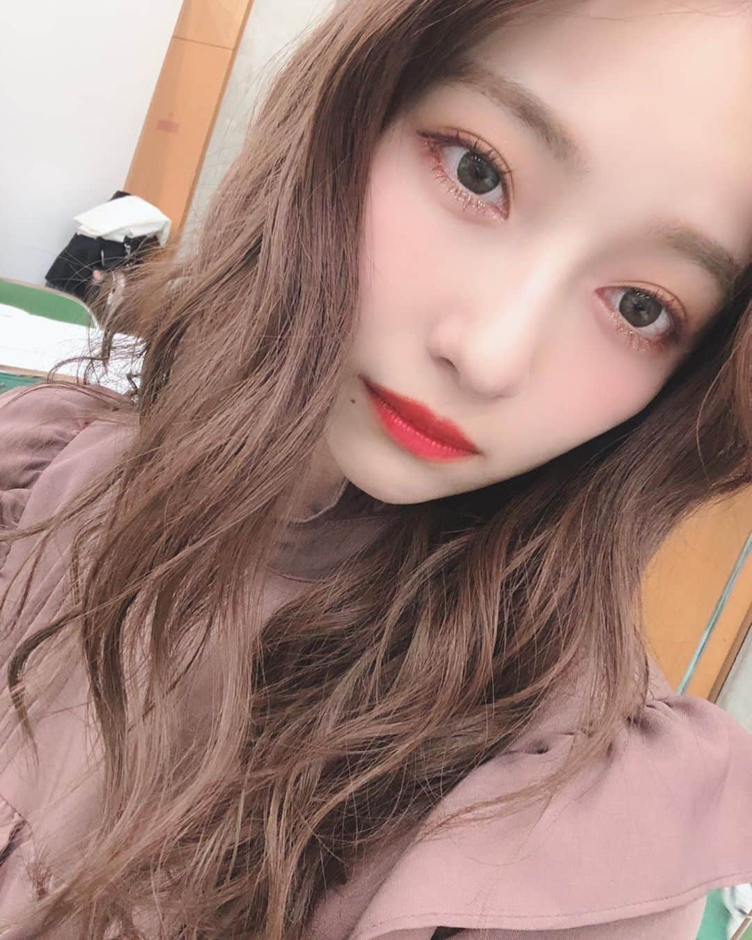 のインスタグラム：「#dailylook . 博多座10公演完走^ ^お疲れ様でした🙌🏻✨ さて、帰りましょう〜😴 . 今年の相方はこの帽子に、き〜めた🧢❤︎ 髪色すっかり明るい ☺︎ .」