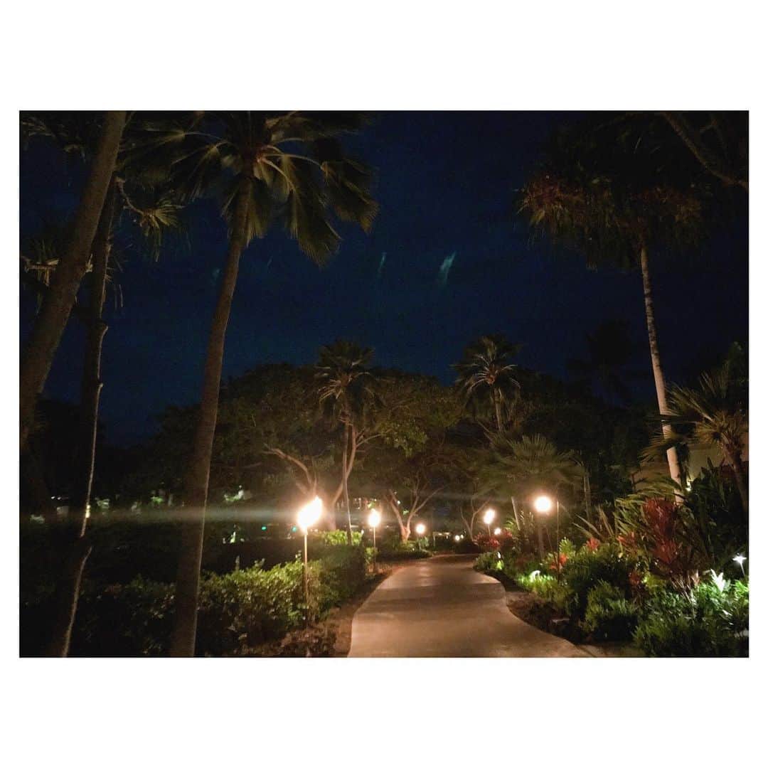 荒川れん子のインスタグラム：「Four Seasons Resort Hualalai❤️ I wish I could stay here🤣 ハワイ島のフォーシーズンズ、凄〜〜く素敵なホテルだけど、毎回思うのが、夜かなり暗い😅  夕日も何もかも見逃してお仕事に暮れた日でしたー。 . . #hawaii #bigisland #kona #island #islandlife #hawaiilife #hilife #night #hotel #fourseasonshotel #resort #lifeisajourney #instahawaii #hawaiistagram #lovehawaii #ハワイ #ハワイ島 #コナ #ハワイ暮らし #出張 #旅 #仕事 #ハワイ生活 #ハワイ生活 #ホテル #アナウンサー #夜 #夜のホテル #リゾート」