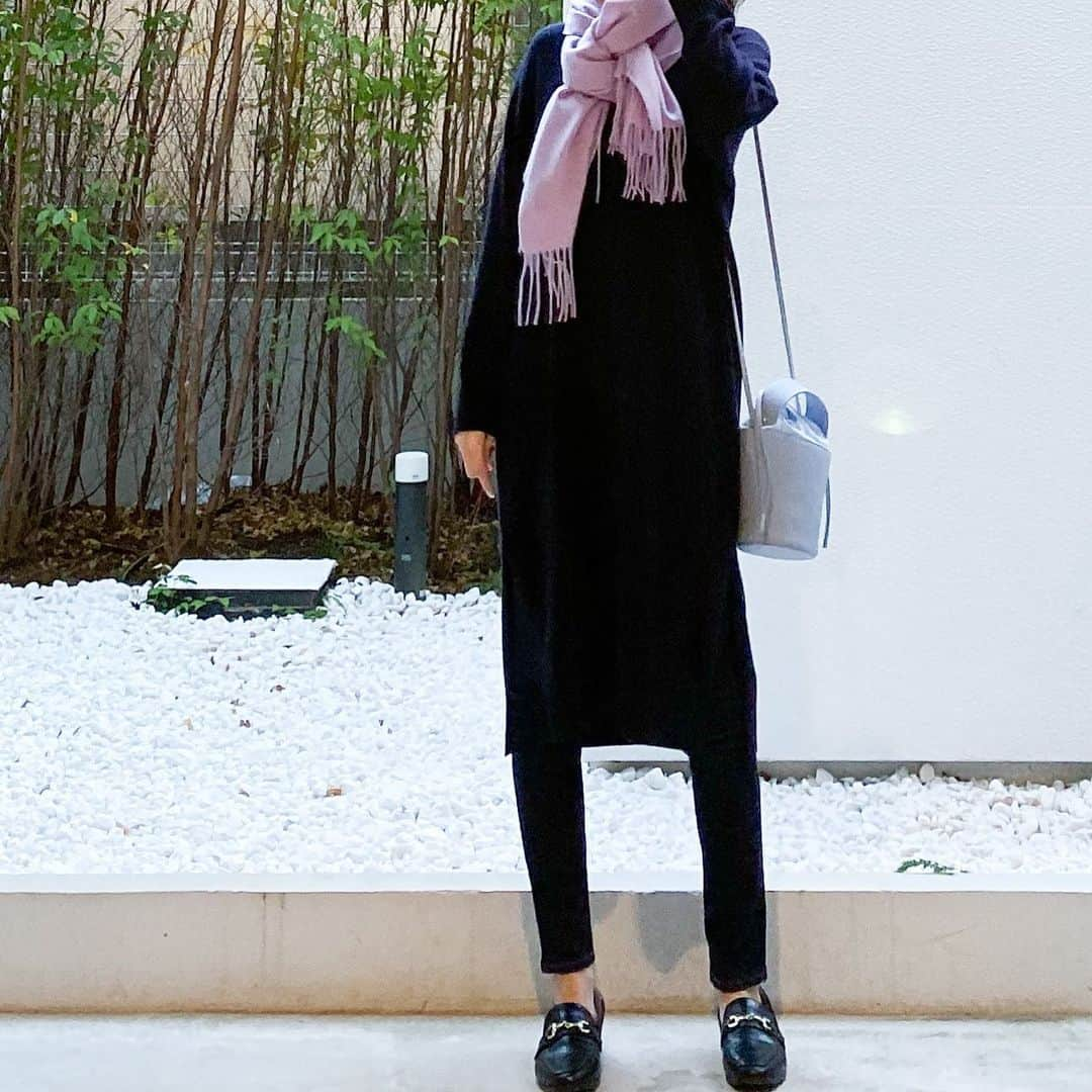 Hanaさんのインスタグラム写真 - (HanaInstagram)「#uniqlocoordinate . . …身長161cm… ウールブレンド ハイネックスリットワンピース ユニクロ・69 NAVY・Mサイズ ウルトラストレッチジーンズ ユニクロ・69 NAVY・22インチ ストール / taa  バッグ / ayako bag ローファー / minkyme . .  コーデ詳細は  Amebaブログに載せています⑅︎◡̈︎* 使っているバッグや靴のリンクも ブログに貼っています\( ¨̮ )/♡ . .  #coordinate#ootd#uniqlo#uniqloginza#fashion#今日の服#コーディネート#ユニクロ#プチプラ#ママコーデ#ユニジョ#上下ユニクロ#uniqlou#uniqloginza2019fw#全身ユニクロ#ユニクロコーデ#楽天ROOMに載せてます#ROOMインフルエンサー」11月15日 0時04分 - hana_uniqlo