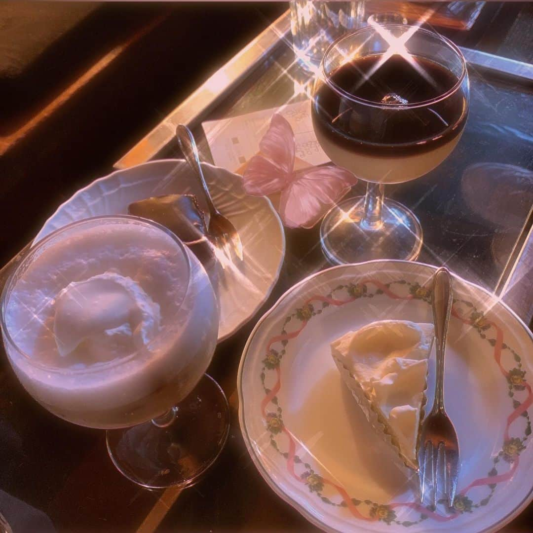 棚瀬響さんのインスタグラム写真 - (棚瀬響Instagram)「멋짐☕️ 上がクリームで氷がコーヒーで出来てるドリンク(名前忘れた)がめちゃ美味しかった🌿 レトロで映えな喫茶🐑  そしてきなちゃん本当ありがとう〜！ #멋짐 #멋진 #카페스타그램 #카페 #일본카페 #도쿄카페 #일산 #먹스타그램 #먹스타 #카페그램  #친스타그램 #대학생 #친구랑 #cafe #cafestagram #表参道カフェ #東京カフェ #東京喫茶店 #表参道 #カフェスタグラム #喫茶店 #韓国 #カフェ活 #カフェ巡り」11月15日 0時05分 - 2ki___clmyprn