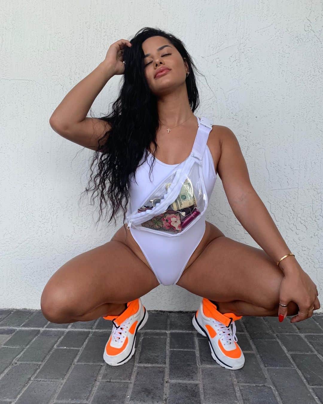 Katya Elise Henryさんのインスタグラム写真 - (Katya Elise HenryInstagram)「finalllly the luxe solution for all your loose items! take it from the beach to street with you! 😍 the cutest FANNY PACK is OUT NOW - simply swipe up from my IG story OR go to www.workoutsbykatya.com under “equipment” ✨@workouts_by_katya @kissmypeachswimwear」11月15日 0時07分 - katyaelisehenry
