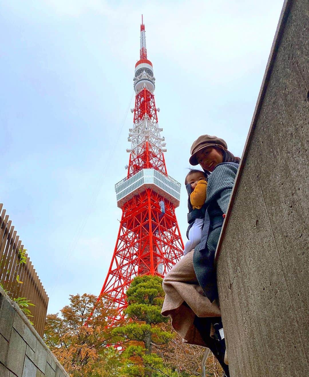 庄司ゆうこさんのインスタグラム写真 - (庄司ゆうこInstagram)「大好きな東京タワー🗼😍 そしてお宮参りから毎月行ってるとうふ屋うかいへ✨ お食い初めもここでした😊 ももちゃん初豆腐なんとか食べてくれました🤣離乳食もそろそろ1日2回にしたいところだけど、まだ進みが悪いから慌てずゆっくりいこう😂 それにしても最後の写真、新生児のときは大きく感じたベビーベッドが今は窮屈そうー笑 大きくなったねー💖 #東京タワー#初心にかえれる場所#生後7ヶ月#ももちゃんです🤗#とうふやうかい#うかい亭#女の子ママ#育児#子育て#親バカ#離乳食#頑張ります」11月15日 0時17分 - yuko.shoji