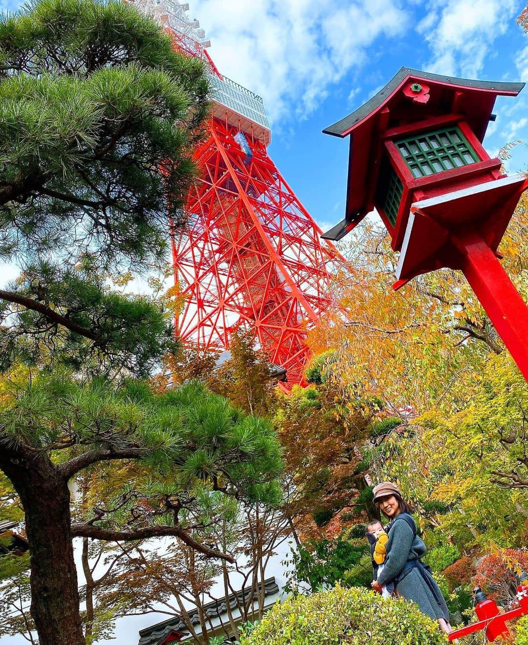 庄司ゆうこさんのインスタグラム写真 - (庄司ゆうこInstagram)「大好きな東京タワー🗼😍 そしてお宮参りから毎月行ってるとうふ屋うかいへ✨ お食い初めもここでした😊 ももちゃん初豆腐なんとか食べてくれました🤣離乳食もそろそろ1日2回にしたいところだけど、まだ進みが悪いから慌てずゆっくりいこう😂 それにしても最後の写真、新生児のときは大きく感じたベビーベッドが今は窮屈そうー笑 大きくなったねー💖 #東京タワー#初心にかえれる場所#生後7ヶ月#ももちゃんです🤗#とうふやうかい#うかい亭#女の子ママ#育児#子育て#親バカ#離乳食#頑張ります」11月15日 0時17分 - yuko.shoji