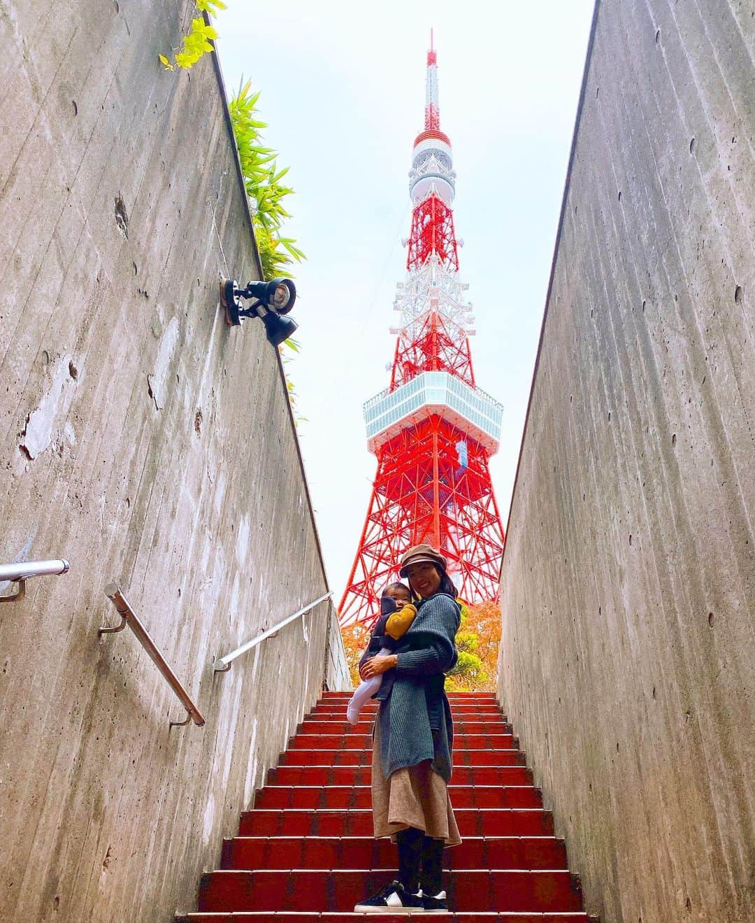 のインスタグラム：「大好きな東京タワー🗼😍 そしてお宮参りから毎月行ってるとうふ屋うかいへ✨ お食い初めもここでした😊 ももちゃん初豆腐なんとか食べてくれました🤣離乳食もそろそろ1日2回にしたいところだけど、まだ進みが悪いから慌てずゆっくりいこう😂 それにしても最後の写真、新生児のときは大きく感じたベビーベッドが今は窮屈そうー笑 大きくなったねー💖 #東京タワー#初心にかえれる場所#生後7ヶ月#ももちゃんです🤗#とうふやうかい#うかい亭#女の子ママ#育児#子育て#親バカ#離乳食#頑張ります」