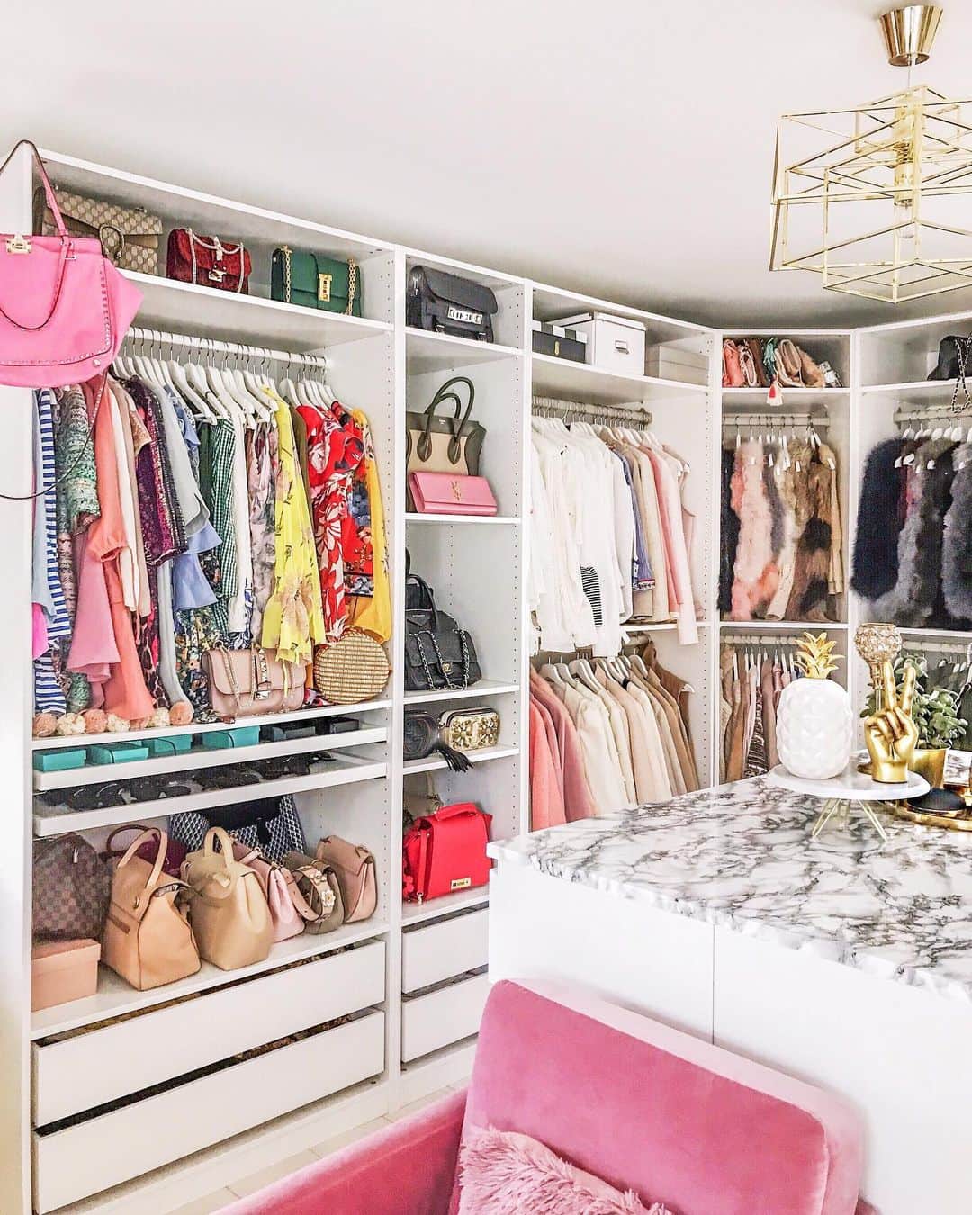 Anniのインスタグラム：「Never get tired of my favorite corner 🤷🏻‍♀️💞✨ #mycloset 👗👠👛 // *werbung——————————————————————————— • • • • •  #outfit #fashion #fashionblogger #ootd  #shopbop #fashionblogger_de #blogger #inspiration #inspo #girl #me #look #celine #ig #kissinfashion #americanstyle #closet #ankleidezimmer #chanel #interior #ikea #mywestwingstyle #tumblr #pinterest #depot #interiorinspo #interiordesign #dior #walkincloset」