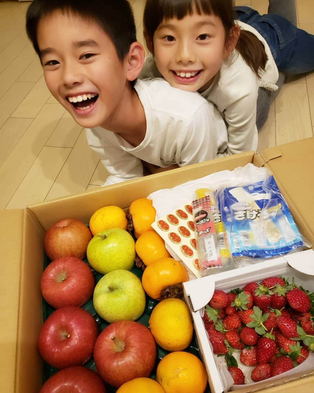 佐藤純さんのインスタグラム写真 - (佐藤純Instagram)「実家から、いろいろなものが届いた🍎  みかんは、実家の庭でとれたもの🍊  これがまた甘くて美味しいの。  ありがとー🙌じーじ&あーちゃん❤  #ありがとう #果物 #兄妹 #ママ #ママモデル #モデル #mama #mamamodel #model」11月15日 0時14分 - junsatoidea