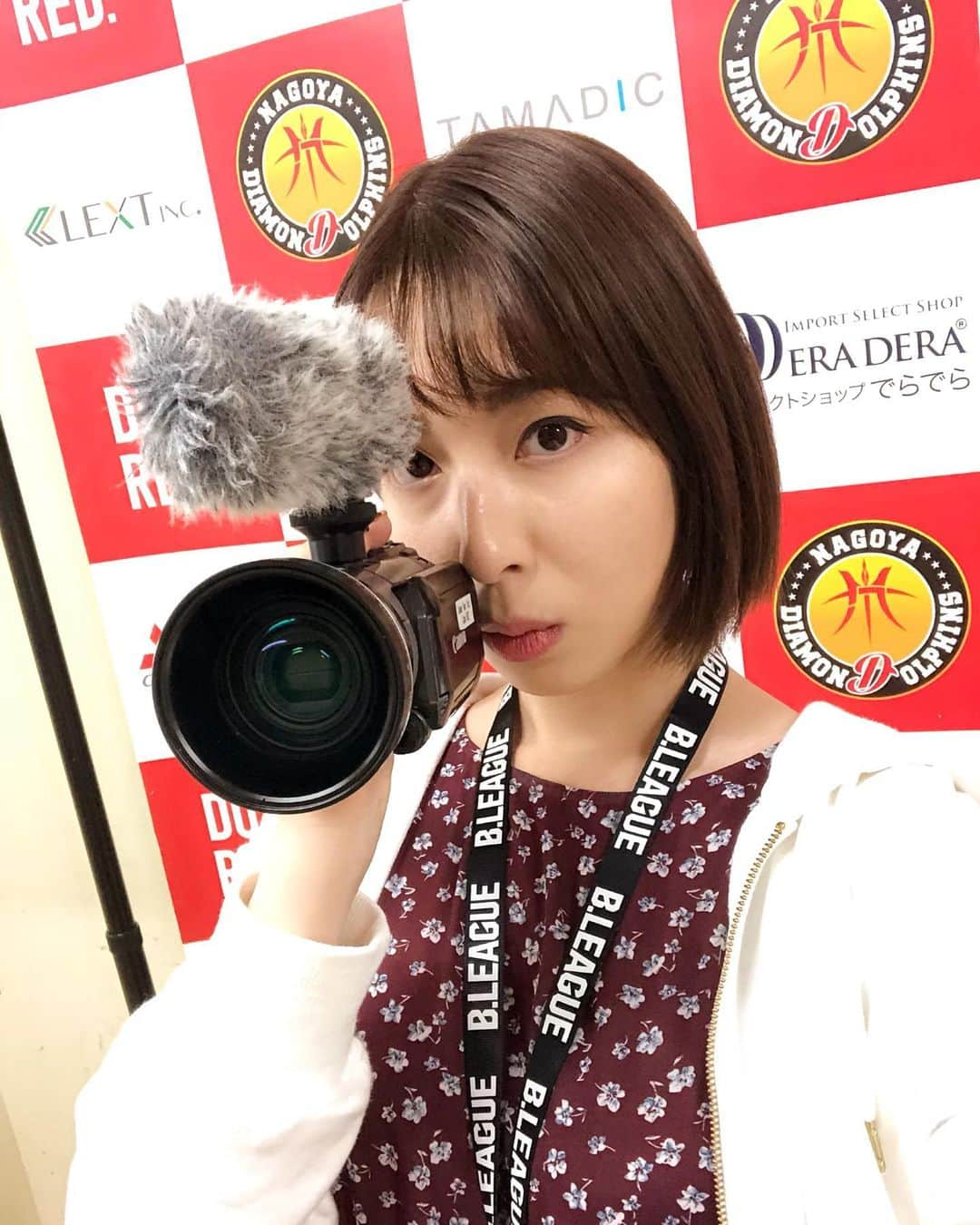 今井麻椰さんのインスタグラム写真 - (今井麻椰Instagram)「イマイカメラ🎥🏀 名古屋vs千葉のアフターゲーム出ました😎🤟 . テーマ「真のエースとは？」 これは一生答えが出ないですねぇ🤔🤔 . 次はあのチームの舞台裏へ…！ その次は…！ これからも駆け巡らせていただきます🏃‍♀️💕 . #Bリーグ #bleague #Bリーグ観戦 #バスケットボール #basketball #名古屋ダイヤモンドドルフィンズ #千葉ジェッツ #バスケットLIVE #Bリーグを盛り上げたい #バスケ女子 #🏀」11月15日 0時14分 - maya_imai_124