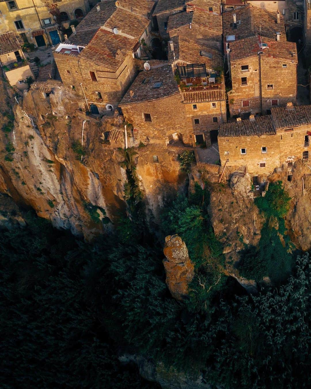 Simone Bramanteさんのインスタグラム写真 - (Simone BramanteInstagram)「{ Calcata } • The 1st stop is in this gorgeous town 1h drive from Rome. They had given this town to die for. They were ready and knocked it down because they thought the rock wouldn't hold up over time. But they were wrong. . It became a ghost town, but today, this magical place is reliving a new life, thanks to some artists who have gone there to live.  I'm around Italy as always, this time with @playstationit for #DeathStranding looking for small communities to reconnect with the rest of the World. . 🇮🇹 • La prima tappa è questo bel borgo a 1 ora di strada da Roma. L’avevano dato per perso, Erano pronti a buttarlo giù perché pensavano il terreno non avrebbe retto a lungo, ma si sbagliavano. E’ diventato un paese fantasma ma oggi questo luogo magico sta rivivendo una nuova vita, grazie ad artisti che sono venuti a vivere qui. Sono in giro per l’Italia come sempre, questa volta insieme a @playstationit per #DeathStranding, cercando piccole comunità del territorio da riconnettere con il resto del Paese.  Per saperne di più segui il mio percorso sulle IG Stories e scopri come segnalare altri paesi da riconnettere. #PS4」11月15日 0時26分 - brahmino