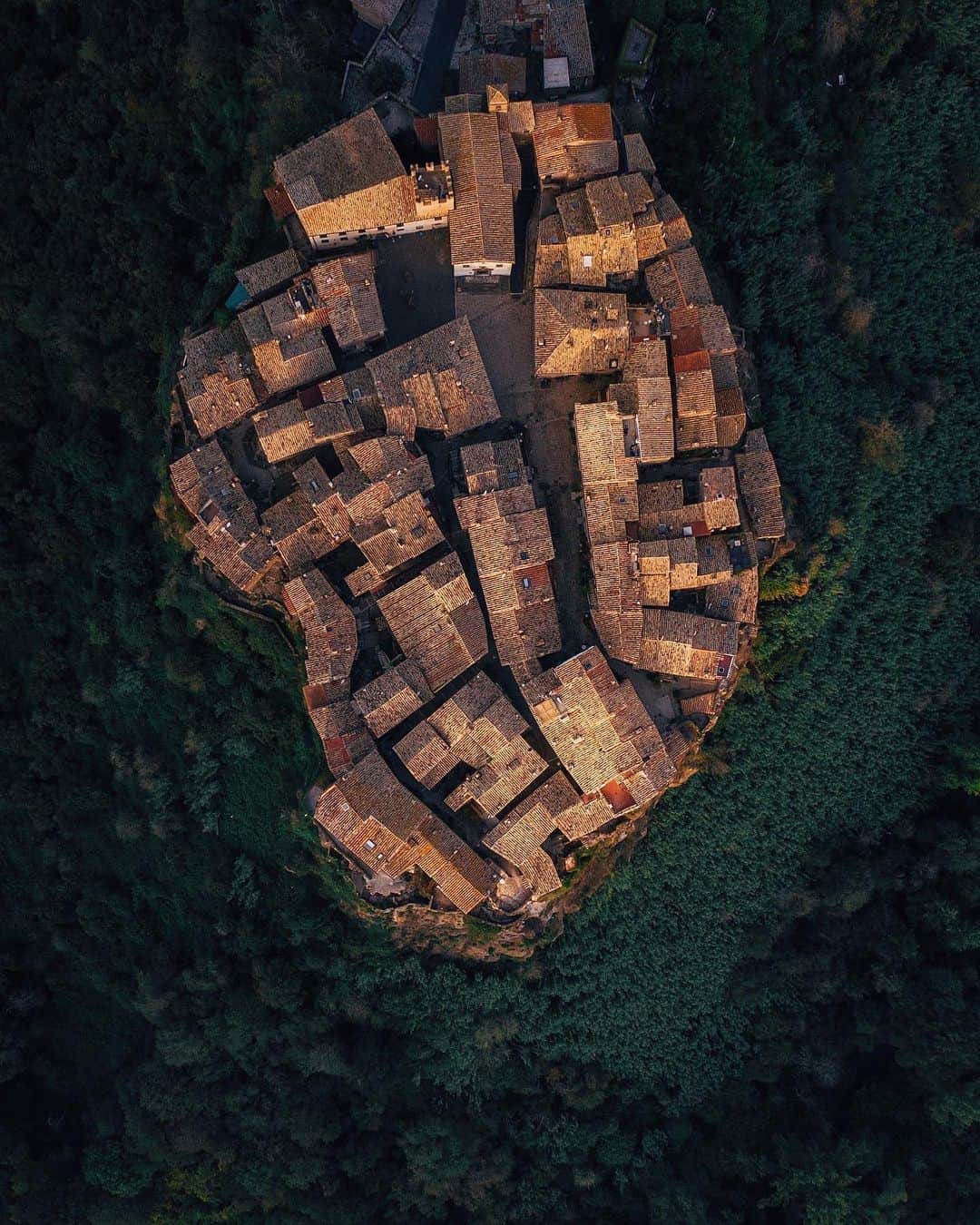 Simone Bramanteのインスタグラム：「{ Calcata } • The 1st stop is in this gorgeous town 1h drive from Rome. They had given this town to die for. They were ready and knocked it down because they thought the rock wouldn't hold up over time. But they were wrong. . It became a ghost town, but today, this magical place is reliving a new life, thanks to some artists who have gone there to live.  I'm around Italy as always, this time with @playstationit for #DeathStranding looking for small communities to reconnect with the rest of the World. . 🇮🇹 • La prima tappa è questo bel borgo a 1 ora di strada da Roma. L’avevano dato per perso, Erano pronti a buttarlo giù perché pensavano il terreno non avrebbe retto a lungo, ma si sbagliavano. E’ diventato un paese fantasma ma oggi questo luogo magico sta rivivendo una nuova vita, grazie ad artisti che sono venuti a vivere qui. Sono in giro per l’Italia come sempre, questa volta insieme a @playstationit per #DeathStranding, cercando piccole comunità del territorio da riconnettere con il resto del Paese.  Per saperne di più segui il mio percorso sulle IG Stories e scopri come segnalare altri paesi da riconnettere. #PS4」