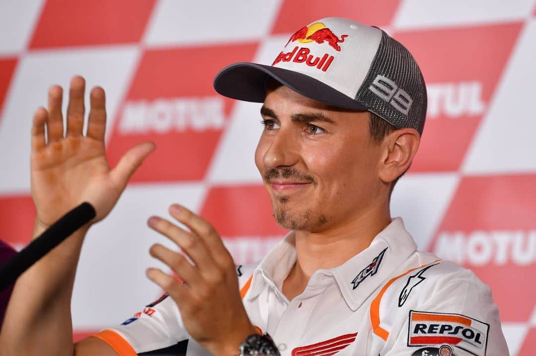 MotoGPさんのインスタグラム写真 - (MotoGPInstagram)「#ThankYouJorge 🙌 // @jorgelorenzo99 announces retirement 🎙 Swipe left ⬅️ to check out some of the most emotional moments of his special press conference 🥺 #JL99 #MotoGP #Motorcycle #Racing」11月15日 0時24分 - motogp