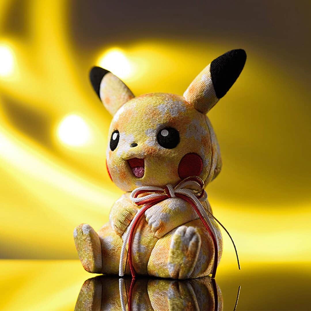 HYPEBEASTさんのインスタグラム写真 - (HYPEBEASTInstagram)「#hypeAF: In celebration of ‘Pokémon Sword and Shield,’ @nintendo has joined one of Japan’s oldest traditional doll makers for a special take on Pikachu. Crafted from a yellow satin material with a floral pattern, the Mataro Doll Kimekomi Pikachu has been made by hand and features red and white strings to symbolize good fortune and prosperity, a golden folding screen, a stand, and wooden sign. It’s limited to just 50 examples and is available at the Mataro Doll website for approximately $122 USD.⁠⠀ Photo: Nintendo/Pokémon/Mataro Doll」11月15日 0時26分 - hypebeast