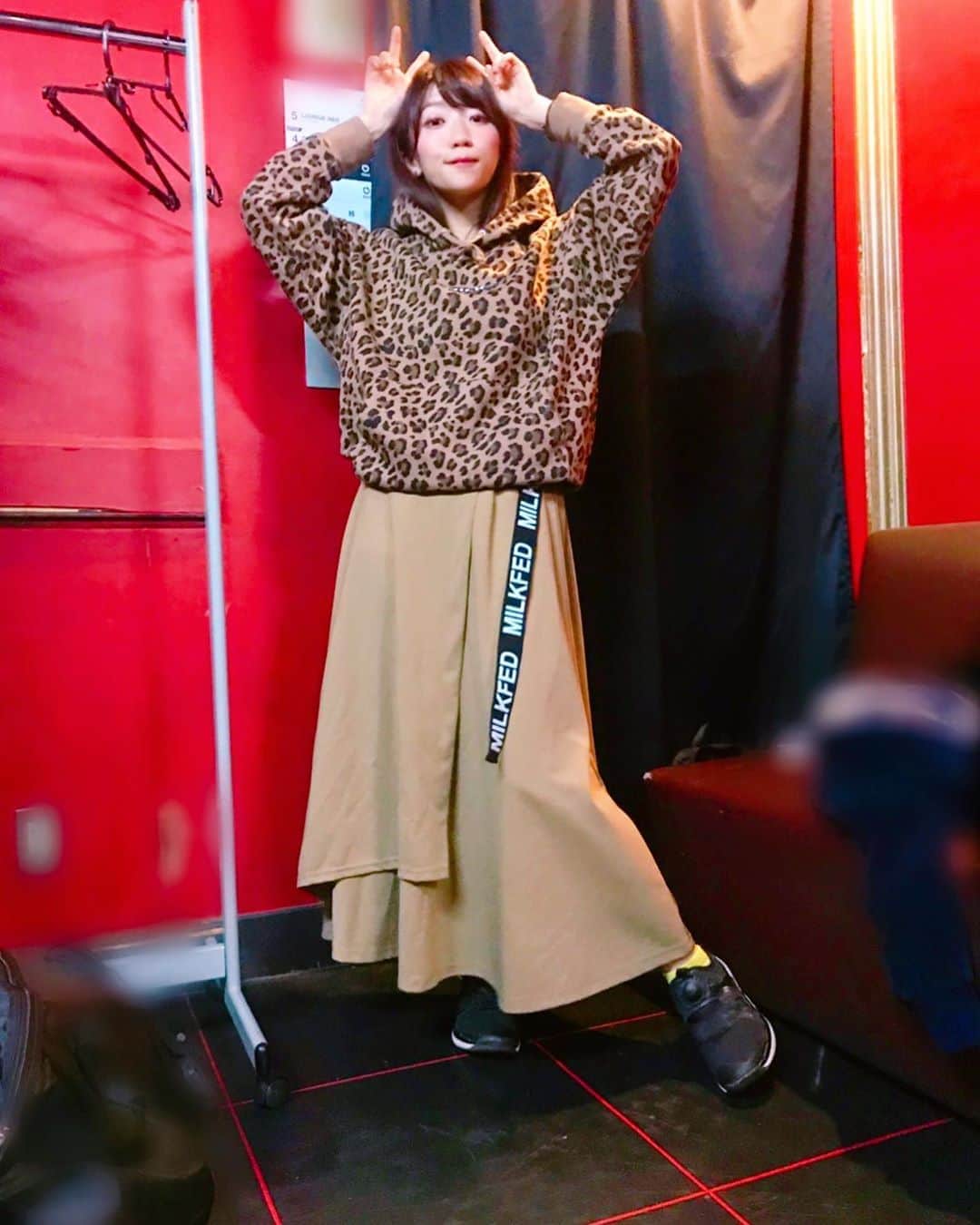 ぱいぱいでか美のインスタグラム：「全身MILKFED.だった日❤︎ ꙳ #hoodie #skirt #milkfed #俺はインスタグラマーになりてぇ #デート服 #岩井志麻子さん専用 ꙳ 今日上も下もMILKFED.だった！ どんだけ好きなんだ。 パーカーは定番のボックスロゴが豹柄のおかげでさりげない感じになってるのが可愛いのと 岩井志麻子さんと遊んでもらう時に着れるぞ！ と思って志麻子さん専用デート服で買ったのです❤︎笑 これは今出てるシーズンのだよん。他の形のもある。 ロングスカートはちょっと前のものだけど ゴムベルトのロゴの主張が気に入ってます！ 結構何にでも合わせやすいからよく履いてるし楽！ 女の子のヲタクも真似して履いてくれてる子がいて大変可愛いです❤︎ 撮影べにンゴありがとう〜☻」