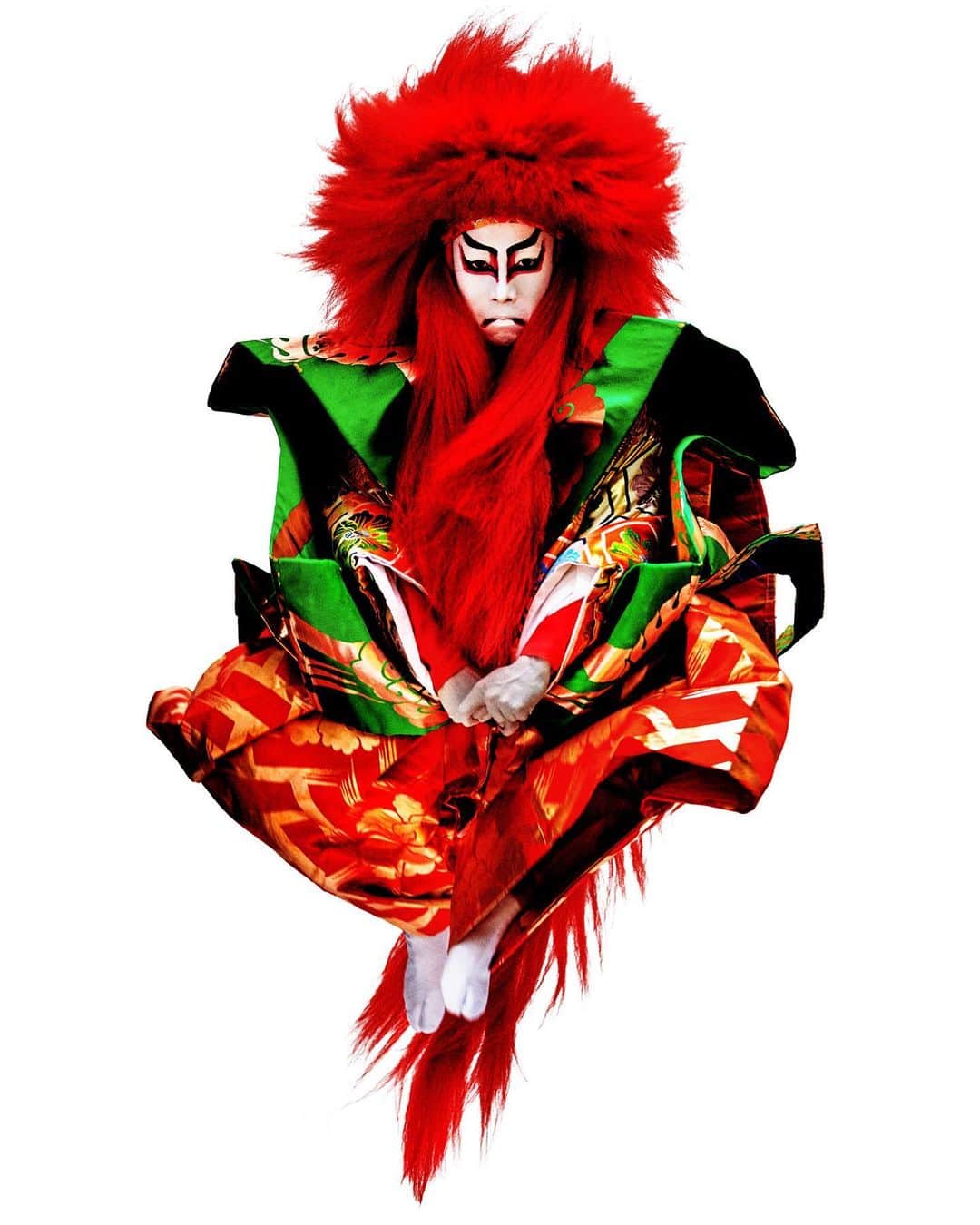 マリオ・テスティーノさんのインスタグラム写真 - (マリオ・テスティーノInstagram)「This picture is of Sennosuke Kataoka, a young Kabuki star in Japan. His career began at birth, as his family have been Kabuki actors for the past 15 generations. One of his missions is to make Kabuki more popular for a younger audience. Although Kabuki has existed for over 400 years, it is struggling to stay relevant in our digital age. It was amazing seeing him perform and leaping into the air with this outfit on. Very mesmerizing. - Esta foto es de Sennosuke Kataoka, un joven estrella de kabuki en Japón. Su carrera comenzó al nacer, su familia ha hecho teatro Kabuki por 15 generaciones. Una de sus misiones es hacer que el kabuki sea más popular entre un público joven. Con más de 400 años de existencia, esta tradición teatral está luchando por mantenerse relevante en la era digital. Fue increíble verlo actuar y saltar en el aire con este atuendo puesto. Fascinante. - SENNOSUKE KATAOKA, 2018. - #ABeautifulWorld #SennosukeKataoka #Kabuki #Tokyo #Japan #2018 #MarioTestino」11月15日 0時46分 - mariotestino