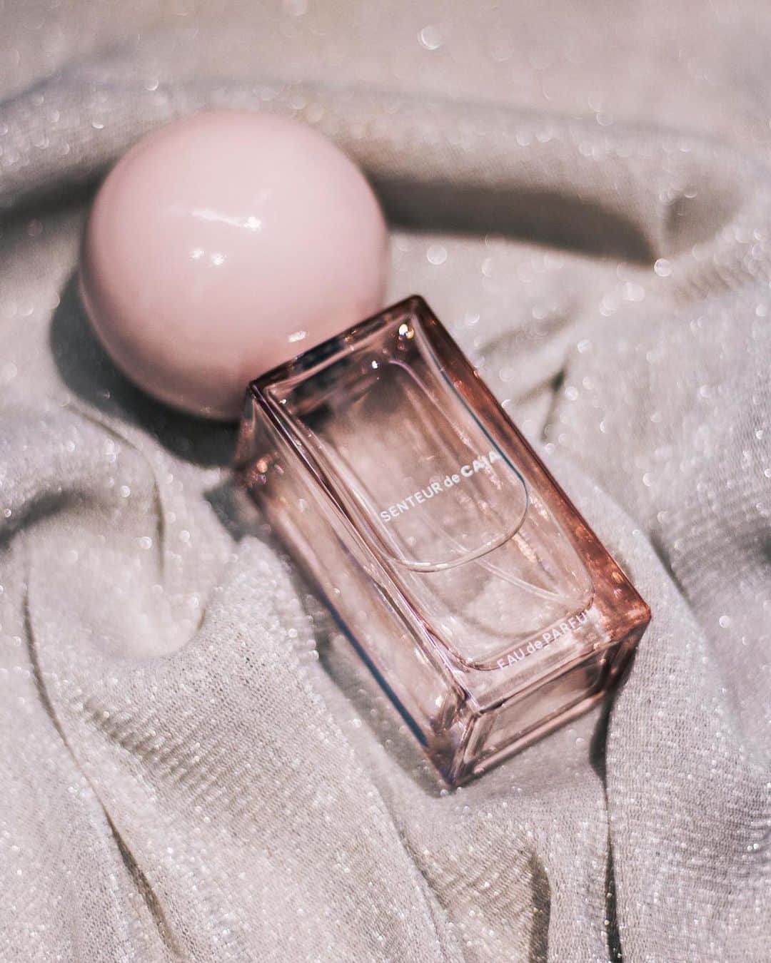 Bianca Ingrossoさんのインスタグラム写真 - (Bianca IngrossoInstagram)「When leading a business meeting, when partying with your squad or when going on the first date - SENTEUR de CAIA will be with you! 💫The perfect fragrance for every occasion 💗 #caiacosmetics #wearecaia」11月15日 1時00分 - biancaingrosso