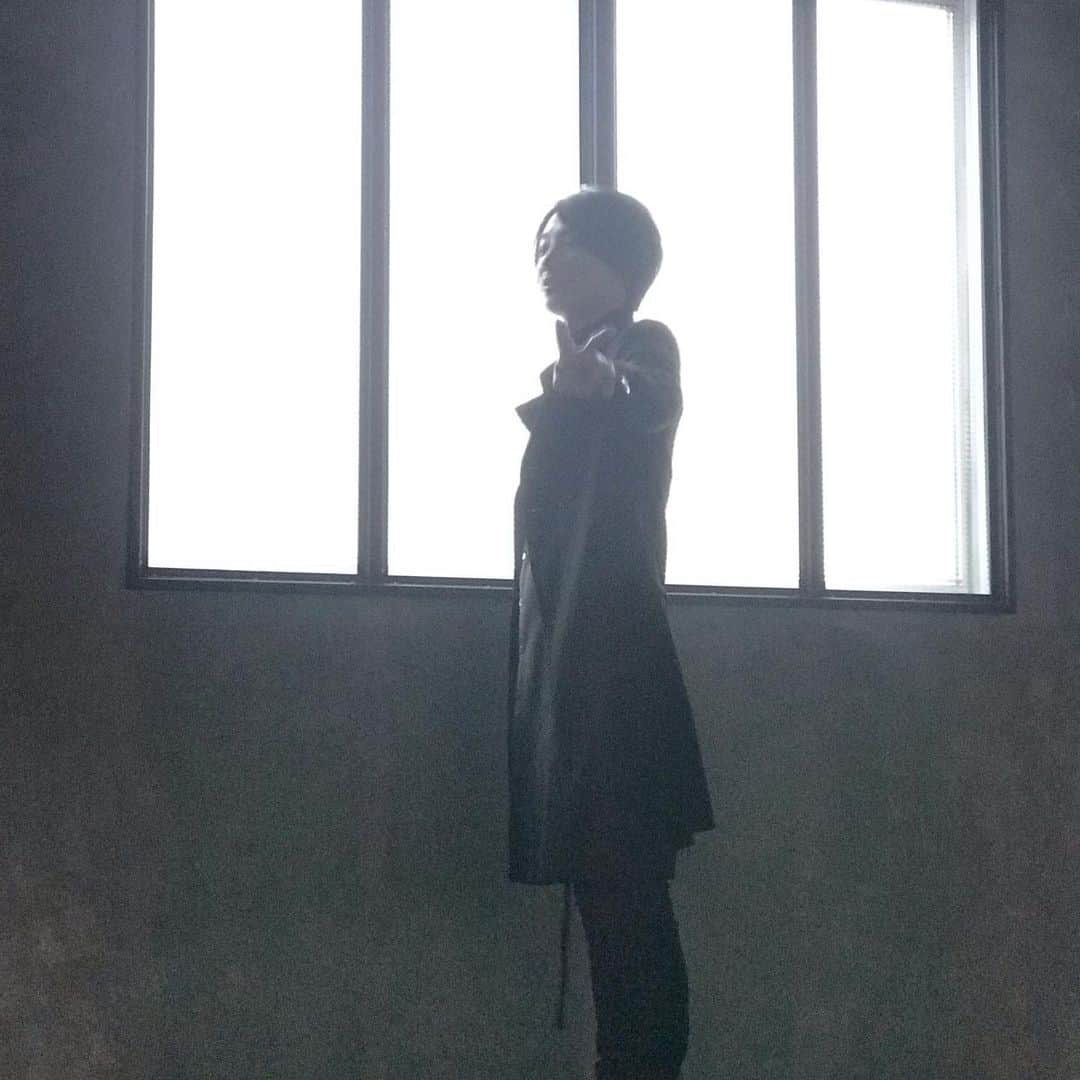 小林正典さんのインスタグラム写真 - (小林正典Instagram)「- 先日の撮影のオフショット #ジョジョ立ち？ 4月リリースのフォトブックをお楽しみに！  #WAЯROCK #小林正典 #thedeclarer  #20200222 #onemanlive  #渋谷spaceodd  #仮面ライダーグリス #number24 #ビックリマンザステージ  #artdirection  #queeldesign  #中井拓 #photographer  #田中丸善治  #stylist  #内田孝昭  #hairandmakeup  #北瞳」11月15日 1時00分 - masanori_kobayashi_official