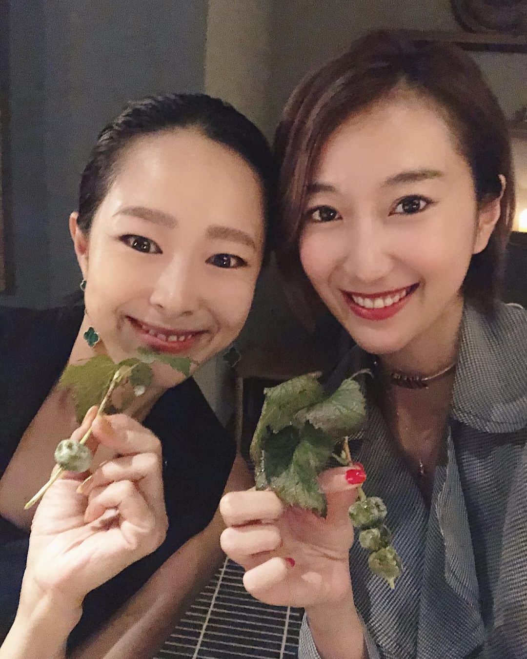 花井瑠美のインスタグラム：「"ルンちゃん"と人生で初めてのネーミングで呼んでくれてる大好きな葉子姉さん💞  @number5_n5  広尾に一軒家のwedding salonでsalonの中もドレスも写真だけでもセンス抜群💞  いつもイートー巻き巻き状態になってる私を爆笑しながら優しく正してくれるお姉ちゃんみたいな存在✨  センスに溢れて芯が強くてbaby3人育てながら愛に溢れてるバリバリのキャリアウーマン。 私もこんな女性になりたいな✨ カッコいいな。 って心から素直に思えるような女性が身近にいるって最高に幸せな事だな〜って🌹 忙しいのに私が会いたくて何回も連絡をするとゆう😂笑 同じ空間にいるだけで本当に沢山勉強になる事だらけ！ 少しずつでも見習いながら近づけるように頑張ろう！！ #respectwoman #sister#weddingdress  #女性経営者 #ウエディングドレス  #キャリアウーマン  #お姉ちゃん #尊敬する女性  #いつもありがとうございます」