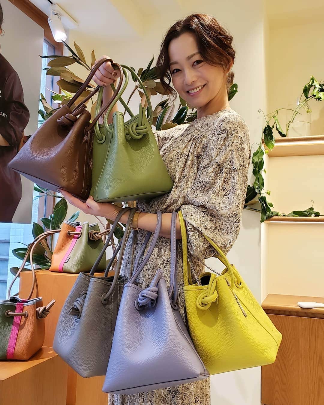 佐藤純さんのインスタグラム写真 - (佐藤純Instagram)「VASIC 2020 SS EXHIBITION 🛍️ @vasic_japan  可愛くて大好きなバッグブランド❤  青山店が1周年✨ということで、店頭には巨大なBONDバッグが‼️ 可愛すぎる。  VASIC のバッグはカラーが絶妙😍  私もアイボリーのBOND MINIを持っているんだけど、合わせやすくてお気に入りです。  今回は、ひとまわり大きいBONDのグレーをオーダーしました😊  これまた大活躍間違いなし‼️です。  届くのが楽しみ😊  ワンピースは @celford_official  #VASIC  #ヴァジック #大好き #EXHIBITION  #展示会 #バッグ #BAG #BOND #ootd #ワンピース #celford  #セルフォード #ママ #ママモデル #モデル #mama #mamamodel #model」11月15日 0時55分 - junsatoidea