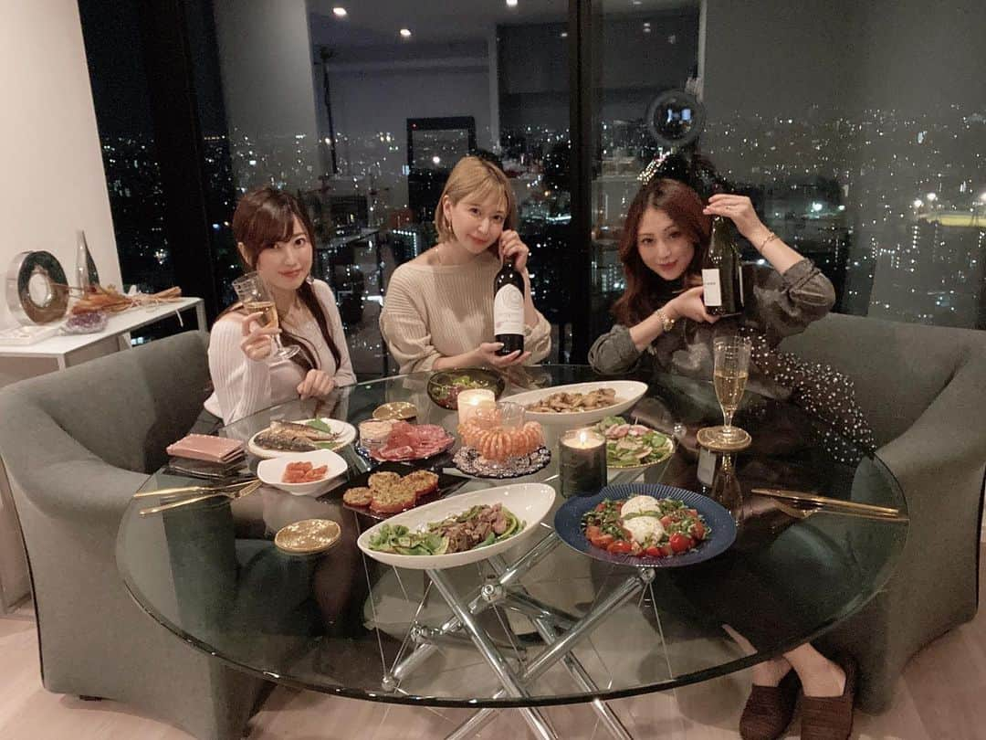 仲村美香さんのインスタグラム写真 - (仲村美香Instagram)「料理研究家と料理上手な2人に任せたら、凄く豪華なディナーに！笑笑 レストラン行かなくてええやん🤣🤣🤣❣️笑 美味しかったぁーーー♡♡♡ 美味しいご飯とワイン🍷 ・ ・ ・ また今月秋をテーマに 開催される模様です🍂笑 ・ ・ ・ ・ #気付いたら#ぐらみーとなっちゃん寝てた#笑#お家ごはん#cook#料理#料理研究家#ディナー#dinner#夕飯#献立#みかぷー飯」11月15日 1時09分 - mikapu0519