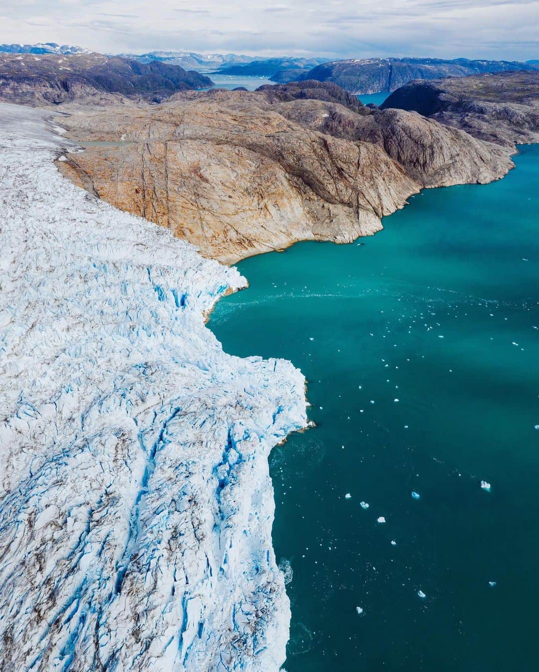 Alex Strohlさんのインスタグラム写真 - (Alex StrohlInstagram)「The Greenland ice sheet. This is a panorama of 12 horizontal photos, just to give you a sense of the scale of this place. Just a few years ago, the ice fell into the water but in you can see that it is retracting over the rock now and will continue to do until its no longer visible from the sea. Powerful seeing our changing climate first hand..」11月15日 1時17分 - alexstrohl