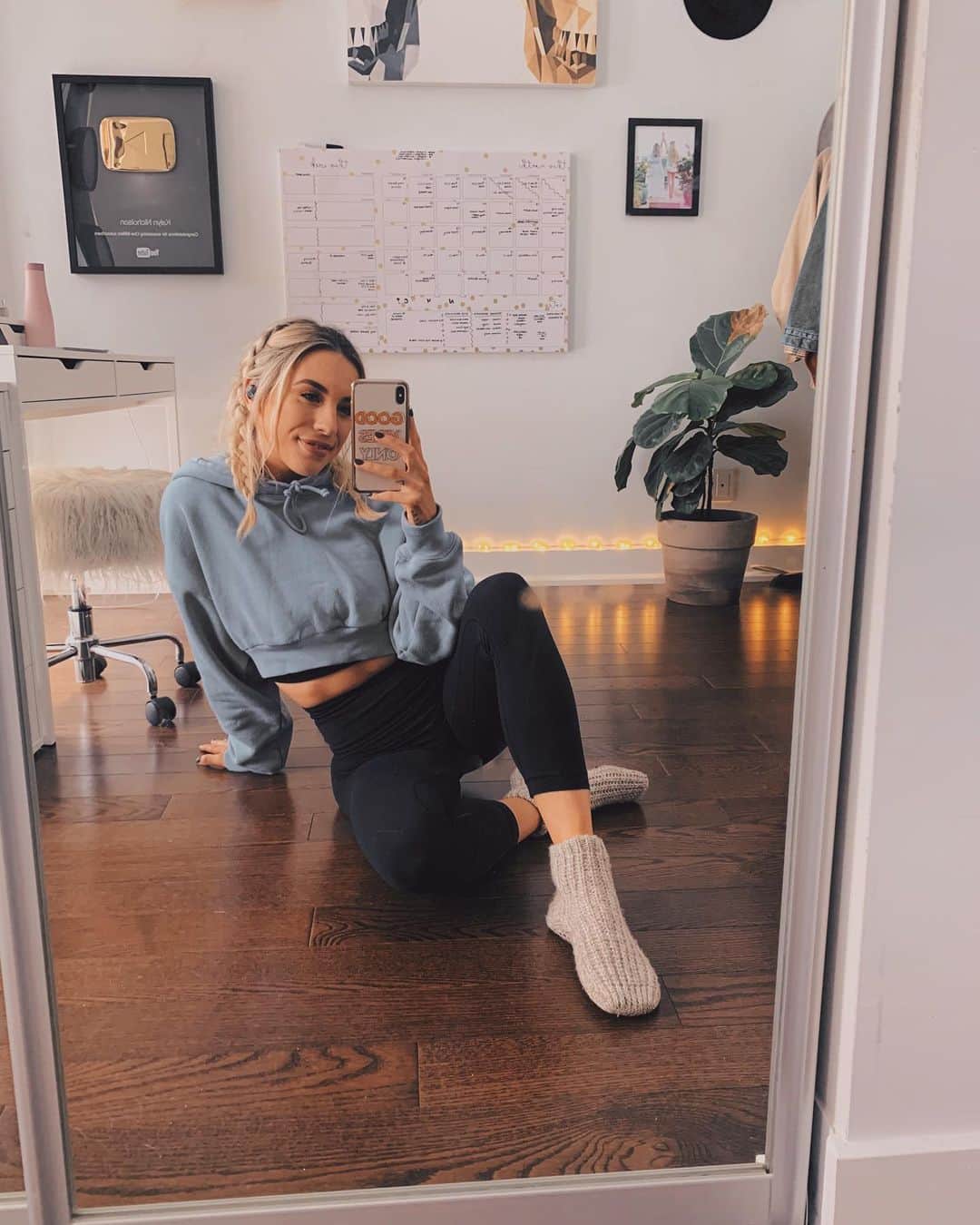Kalyn Nicholsonのインスタグラム：「todays updates include baby blue as a new season staple, this photoshoot as a result of my late Uber and this lighting doing an impeccable job at contouring my morning oat bar belly 🦋 happy weekend eve 🎄 — vlogging the resurrection of my Christmas tree and Mrs. Claus soul tn」