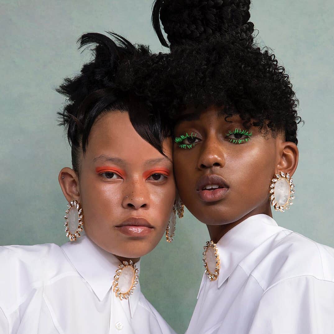 LVMHさんのインスタグラム写真 - (LVMHInstagram)「LVMH is deeply engaged with promoting female empowerment and supporting the multiple creative ways in which our Maisons contribute positively to this issue.  Fenty unveiled its new collection inspired by the beautiful antique jewel : the cameo.  Made of rings, pendants and pair of earrings, this collection shows how the cameo can be the symbol of fearlessness, elevation, creativity and joy, that being all the special features of the Maison.  For this occasion, black women have been gathered to wear proudly these jewels in front of the Nigerian photographer Ruth Ossai who captured the moment and highlighted the beauty of both women and cameos. This is a way for Fenty to honor a new contemporary heroine.  #FENTY #LVMH」11月15日 1時14分 - lvmh