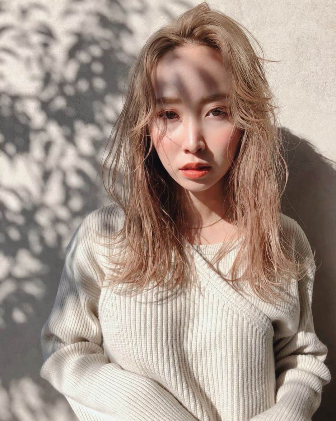 榊原伶奈のインスタグラム：「インスタ放置している間に髪の毛こんなに伸びてハイトーンになったよ🤗笑 . #サロンモデル #撮影 #ハイトーンカラー」