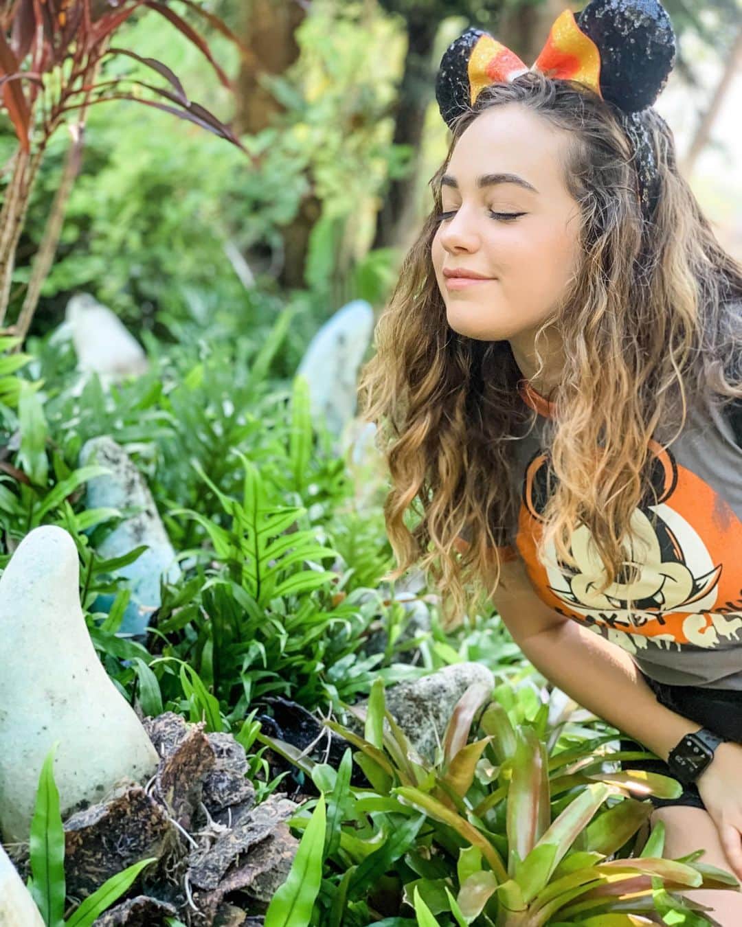 メアリー・モーサのインスタグラム：「don’t forget to stop and smell the weird alien tooth plant things 💖 wait, that’s not how the saying goes? 😋」