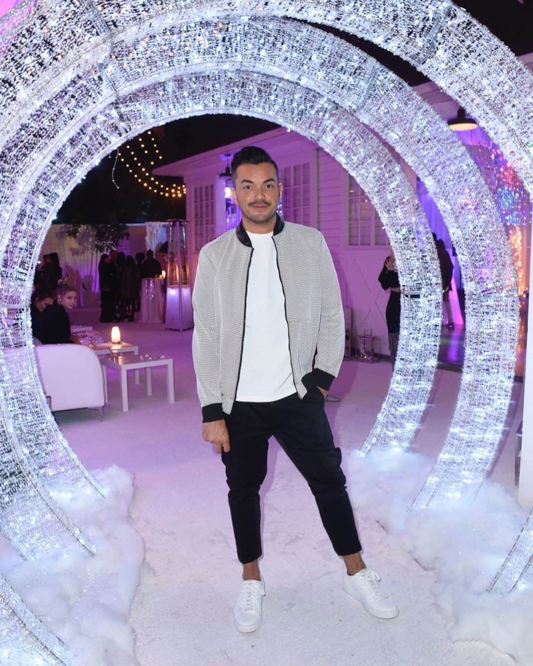アンソニー・ラモスのインスタグラム：「Winter Wonderland with @theprettymess x @shoedazzle 📷: @vivienphotos」