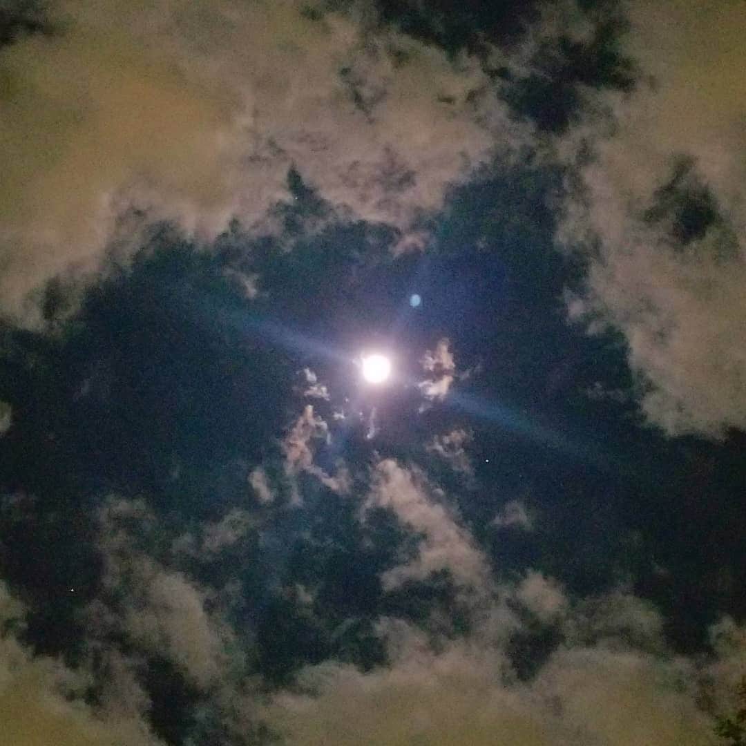 Yusukeさんのインスタグラム写真 - (YusukeInstagram)「とくになんでもない月🌕 最近は月が綺麗ですな～！ #月 #moon #moonlight」11月15日 1時52分 - hero_yusuke