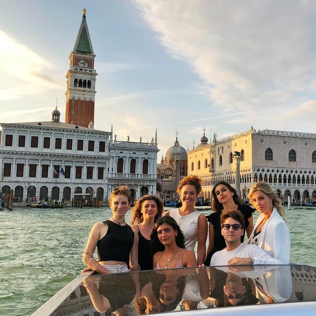 ベアトリーチェ・ヴィオのインスタグラム：「La più romantica, la più visitata e la più imitata. #Venezia è una città unica al mondo. Ma è anche la più fragile. Non lasciamola affondare!」