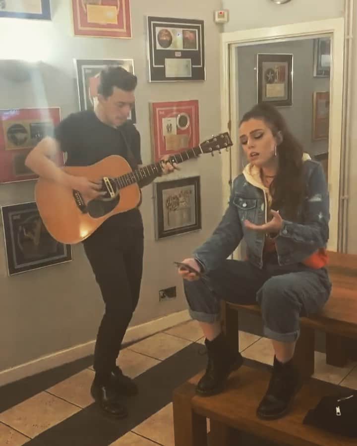 シェール・ロイドのインスタグラム：「Little jammin sesh between radio interviews 😊」