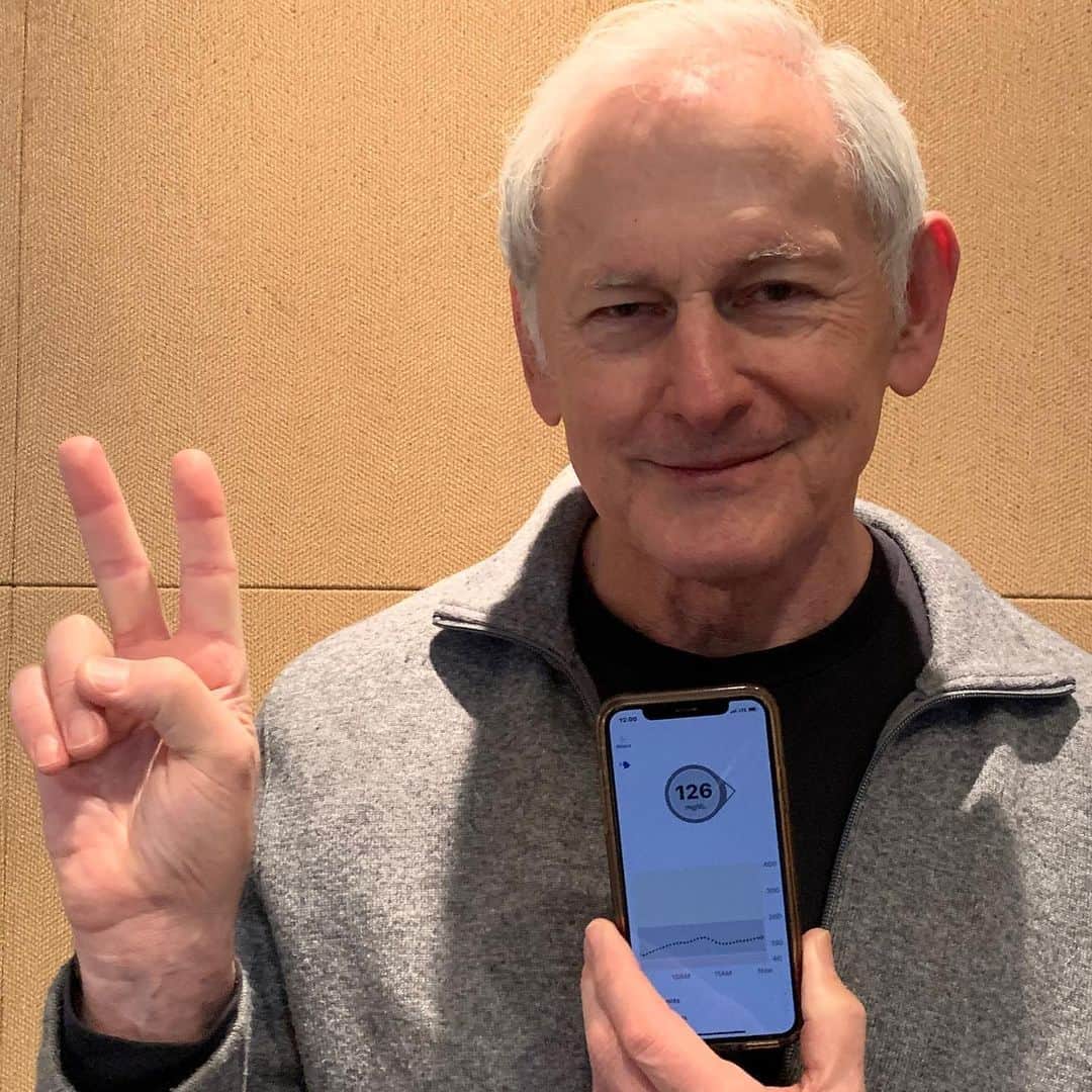 ヴィクター・ガーバーさんのインスタグラム写真 - (ヴィクター・ガーバーInstagram)「This #WorldDiabetesDay, I'm teaming up with @Dexcom to say #PeaceOutFingerpricks. Why? Because over 2 billion fingerpricks have been eliminated thanks to #CGM technology! To celebrate, Dexcom is donating $2 to @BeyondType1 for every post like this one. Anyone can participate, so join us by posting your peace sign and tagging @dexcom and use #PeaceOutFingerpricks. #Dexcom will donate for your picture, too!  #WarriorUp #sponsored #t1d #t2d #diabetes #DexcomProud #DexcomWarrior」11月15日 2時06分 - therealvictorgarber