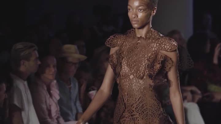 スリーアズフォーのインスタグラム：「“Human plant” runway show in motion! Featuring: @mariee_chante_ video by : @taxiplasm casting by : @barbarapfister  sound: @benbrunnemer Animation: @brainclosed」