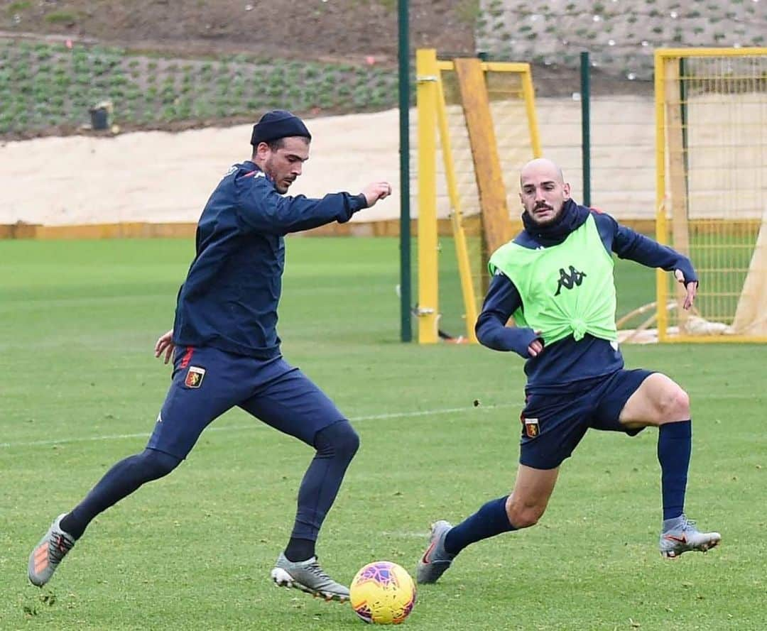 ステファノ・ストゥラーロさんのインスタグラム写真 - (ステファノ・ストゥラーロInstagram)「Si torna in campo con il gruppo! 👊🏼 ⚽️ #training #today @genoacfcofficial」11月15日 2時15分 - stefano.sturaro