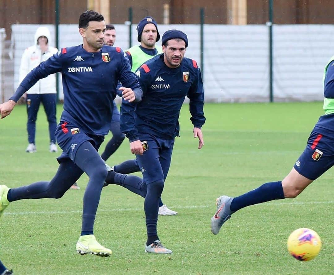 ステファノ・ストゥラーロさんのインスタグラム写真 - (ステファノ・ストゥラーロInstagram)「Si torna in campo con il gruppo! 👊🏼 ⚽️ #training #today @genoacfcofficial」11月15日 2時15分 - stefano.sturaro