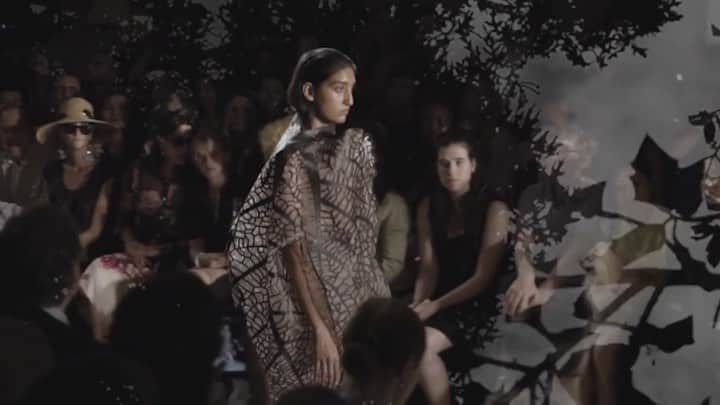 スリーアズフォーのインスタグラム：「“Human plant” runway show in motion! Featuring: @elizabethyusuff video by : @taxiplasm casting by : @barbarapfister  sound: @benbrunnemer Animation: @brainclosed」
