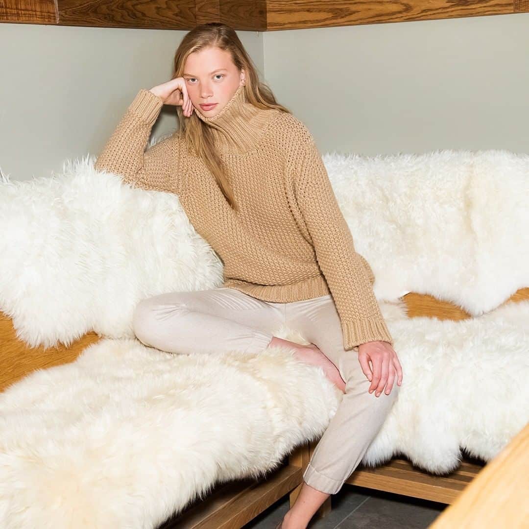 Johnstonsさんのインスタグラム写真 - (JohnstonsInstagram)「Our moss stitch baby camel cashmere jumper. . Voluminous chunky knits are a stylish way to wrap up for the colder weather, and our moss stitch cashmere jumper is a perfect example. This super-soft cashmere jumper boasts an exaggerated roll neck in a contrasting rib finish and a timeless baby camel hue.」11月15日 2時30分 - johnstonsofelgin